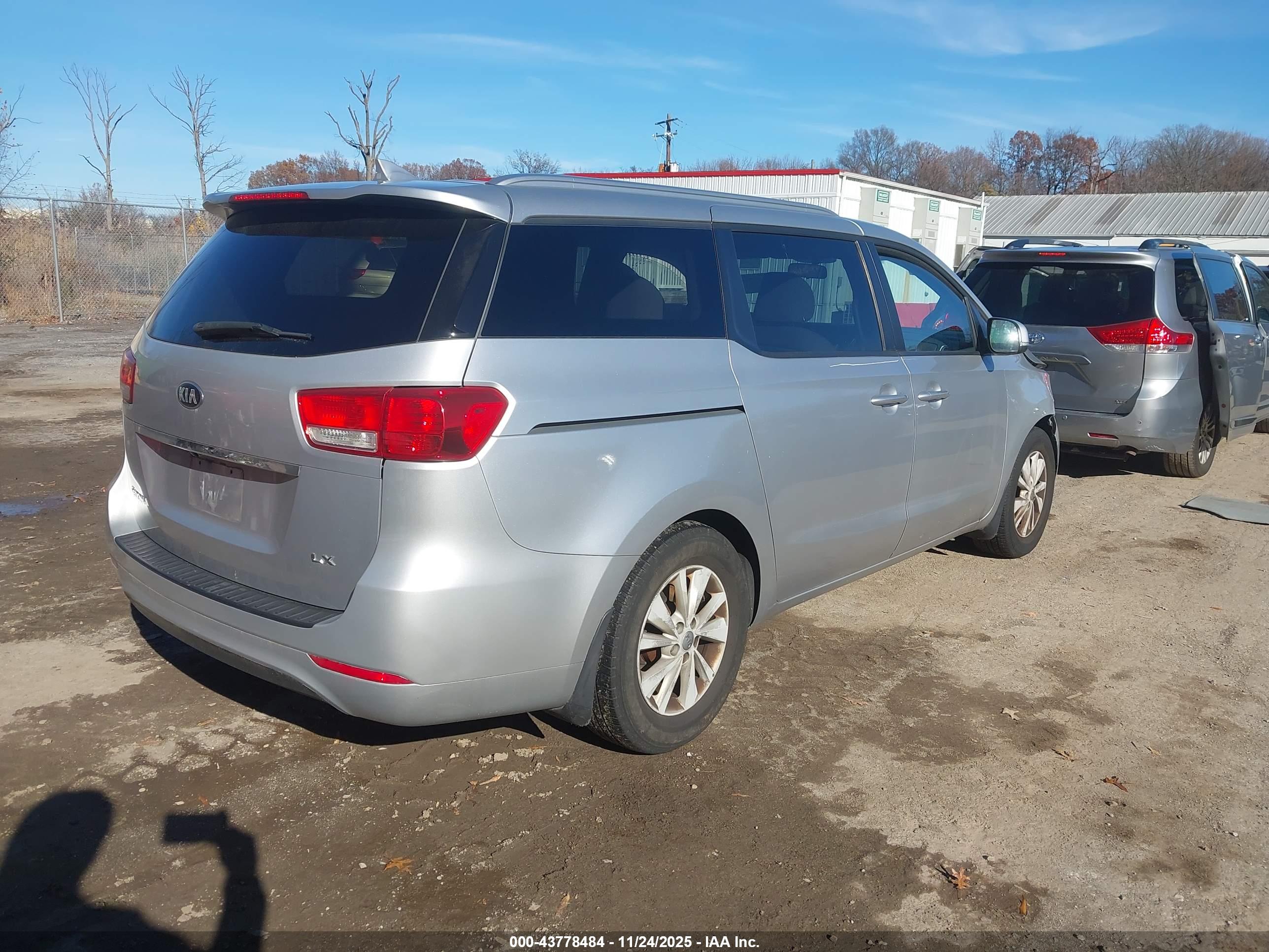 KIA SEDONA image 4