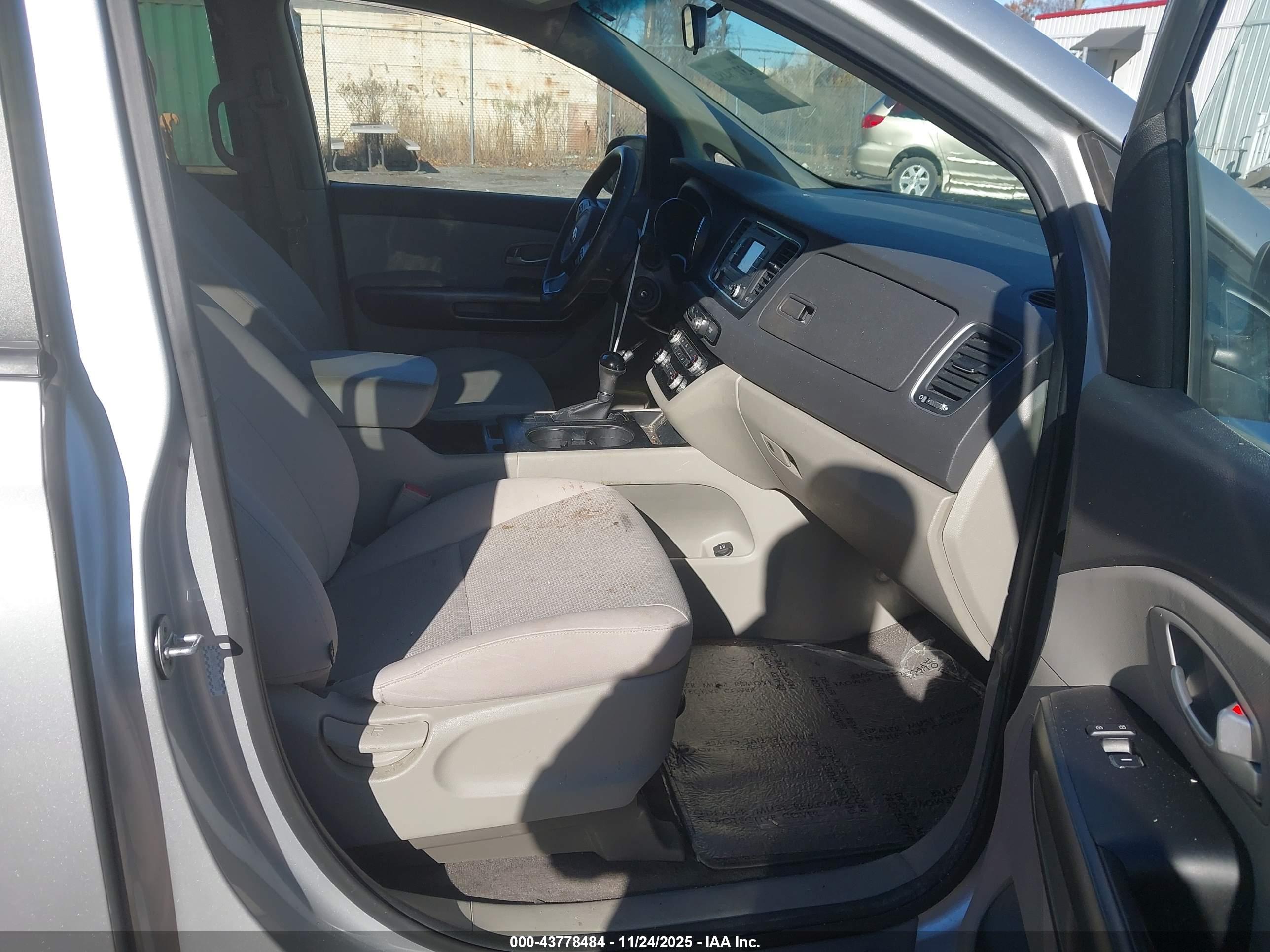 KIA SEDONA image 5