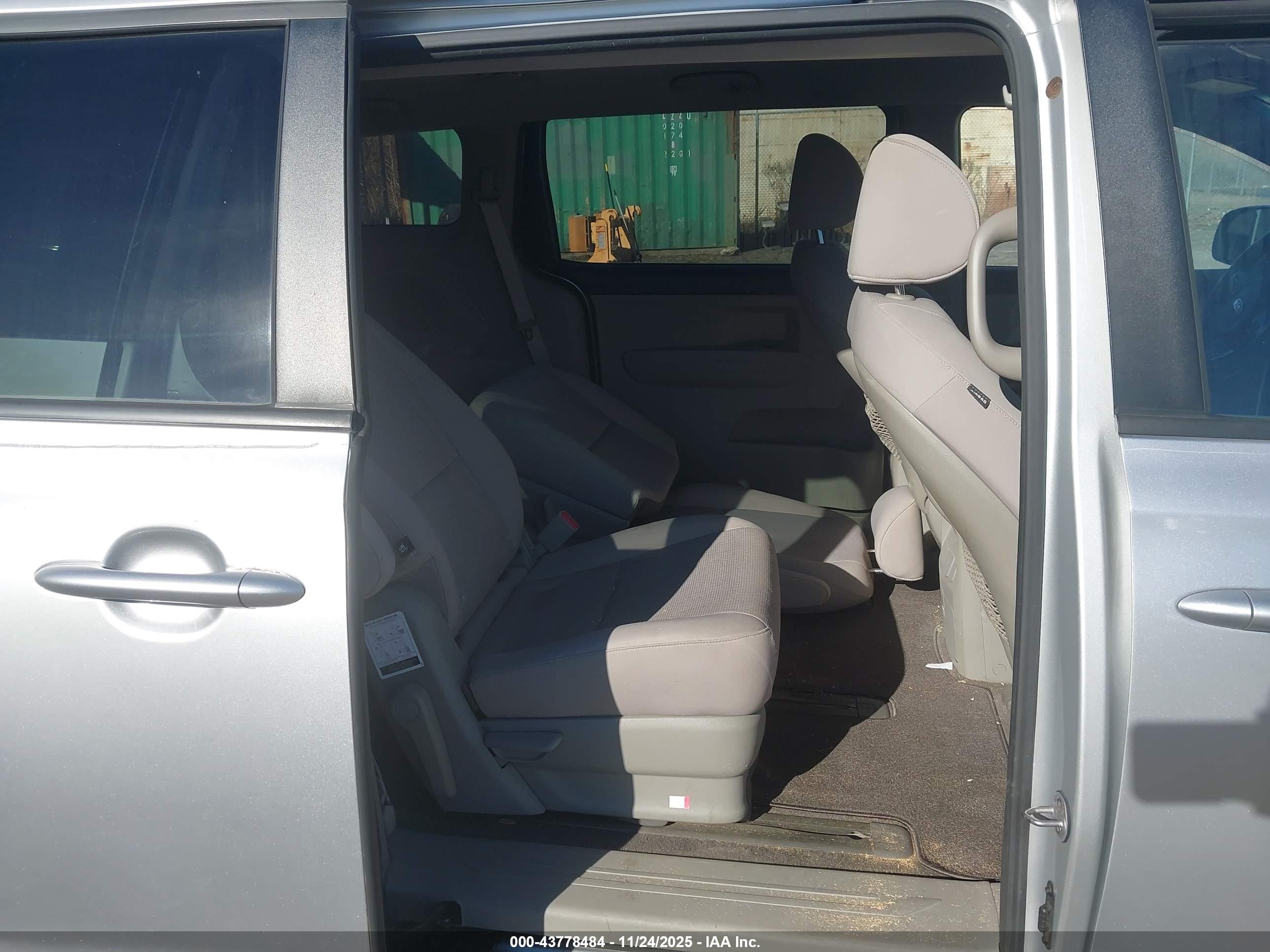 KIA SEDONA image 8