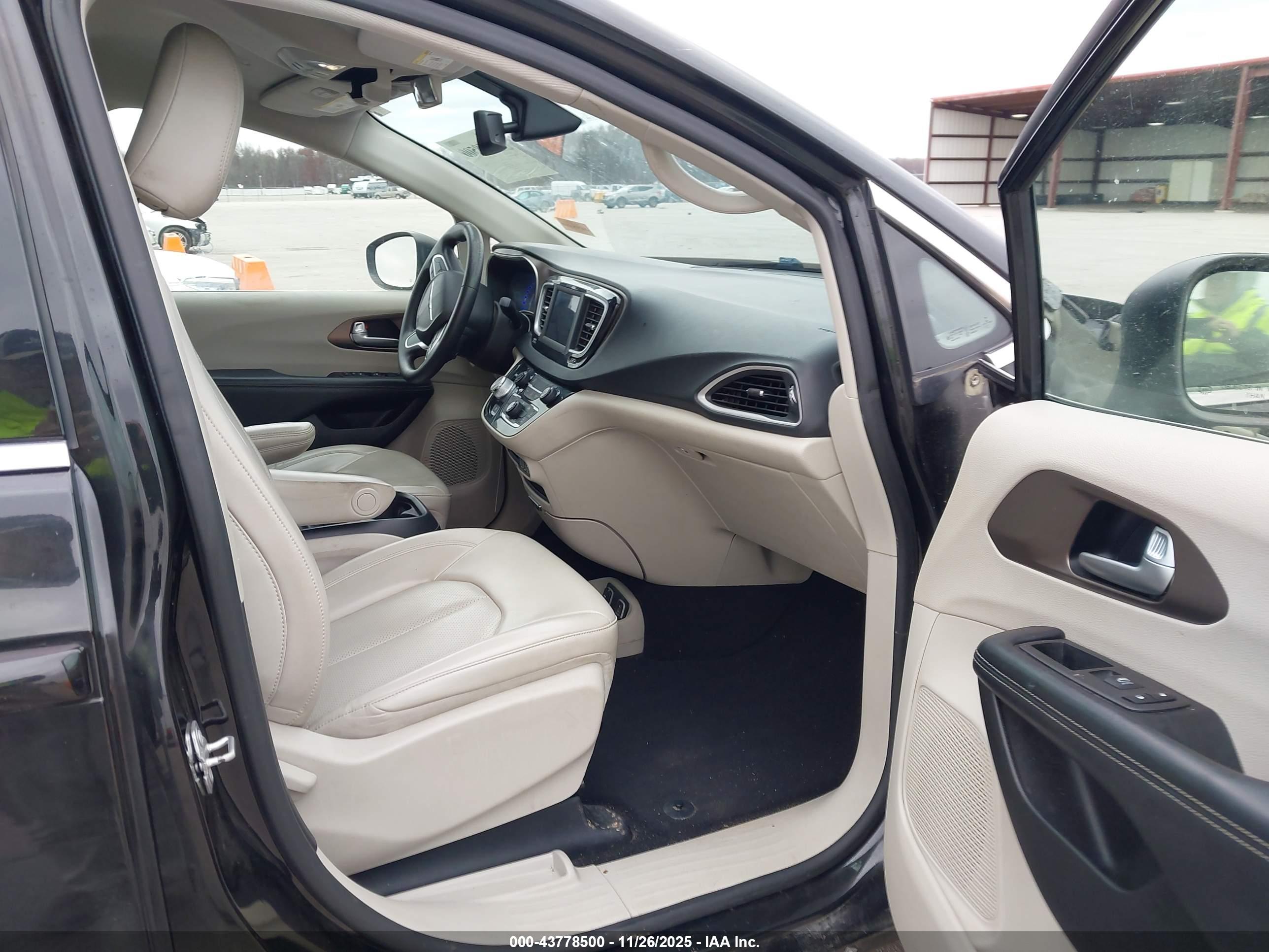 CHRYSLER VOYAGER image 5