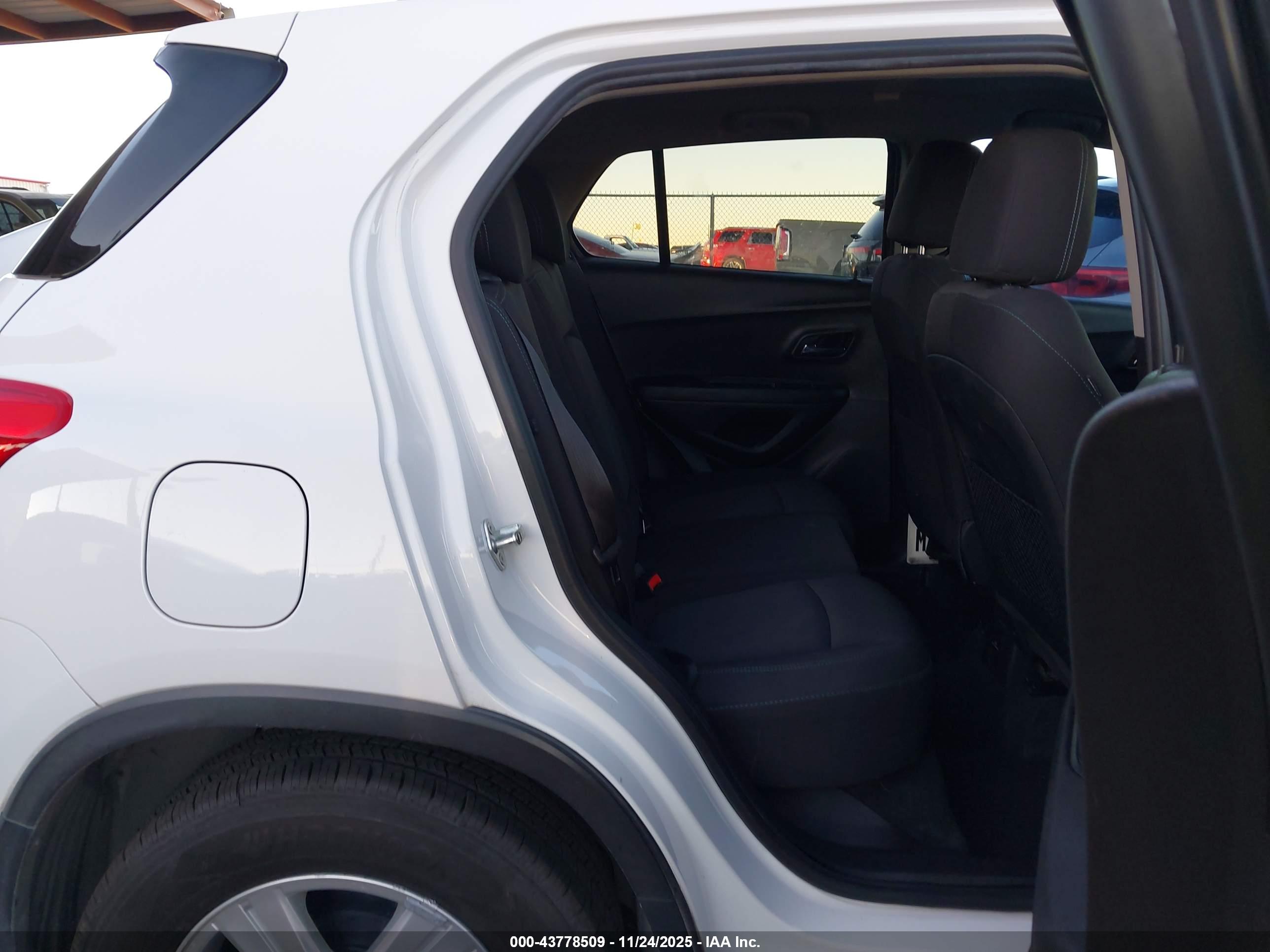 CHEVROLET TRAX image 8