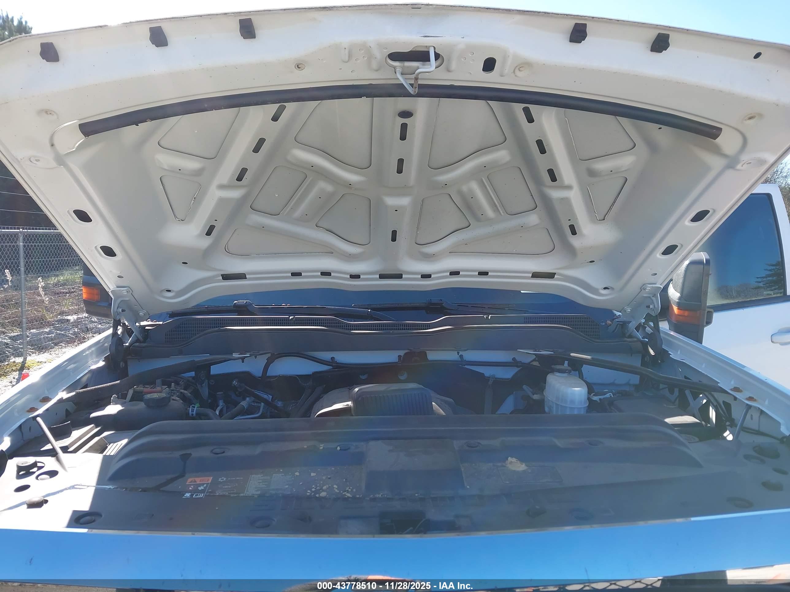CHEVROLET SILVERADO image 10