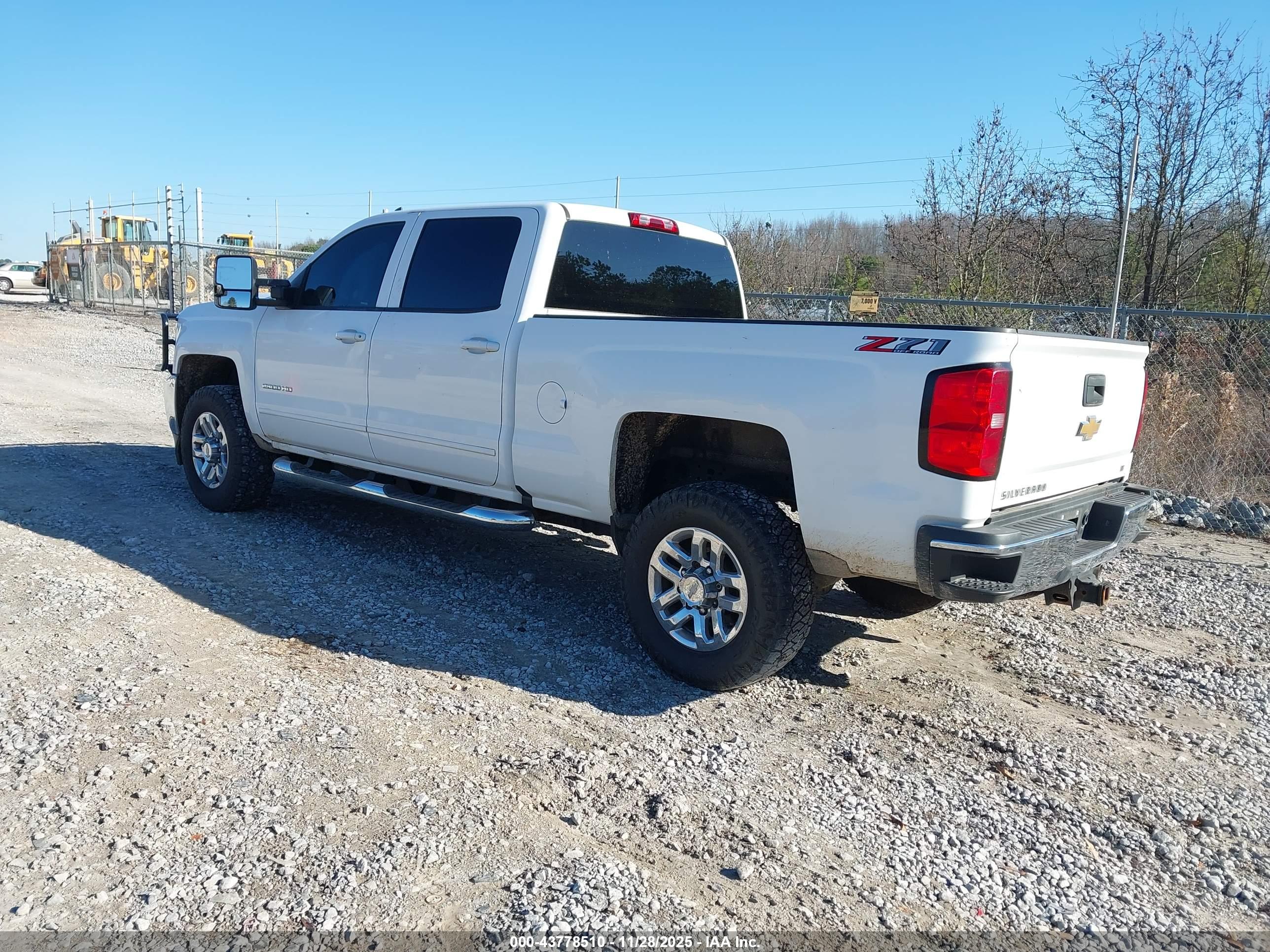 CHEVROLET SILVERADO image 3