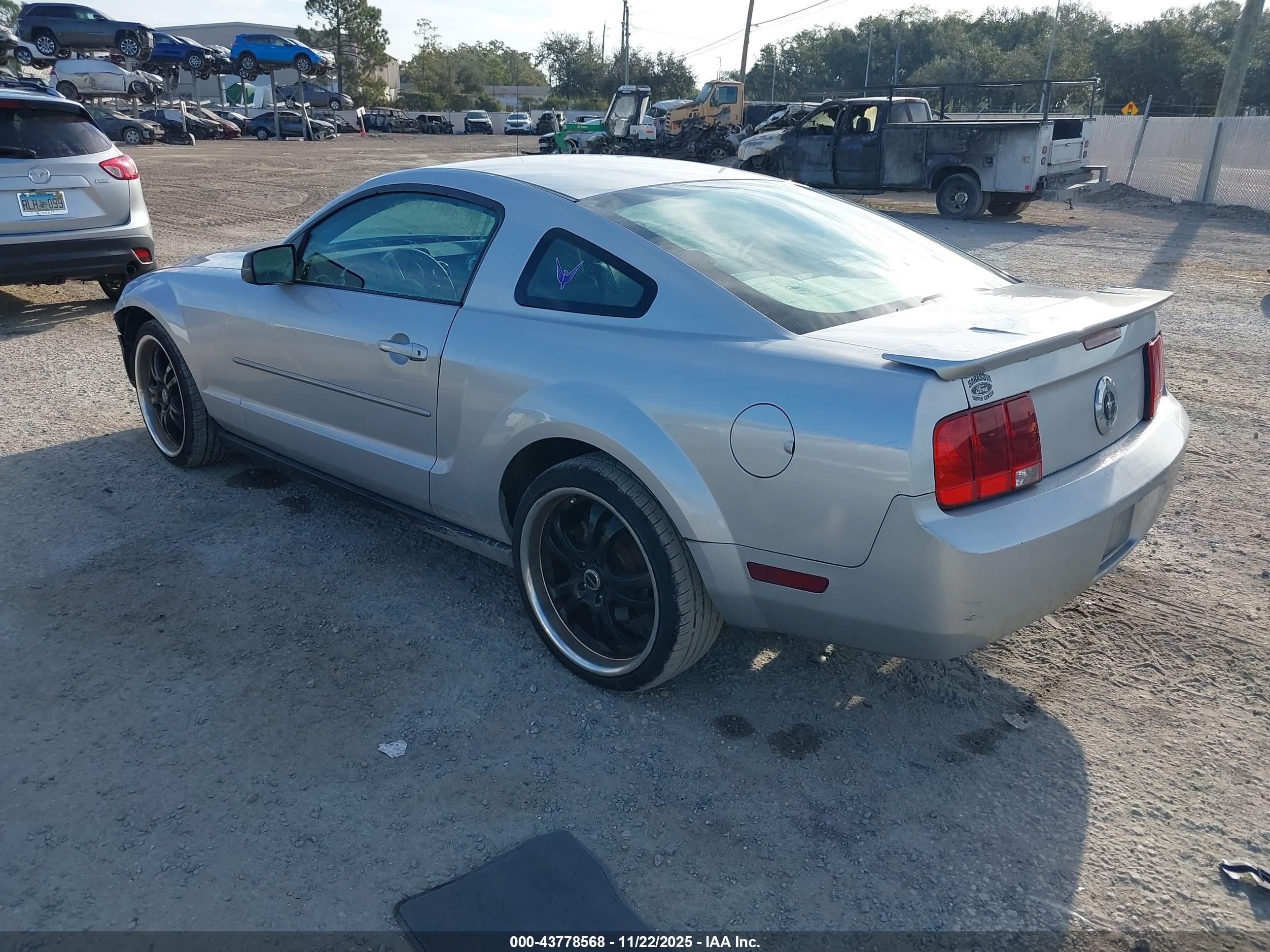 FORD MUSTANG image 3