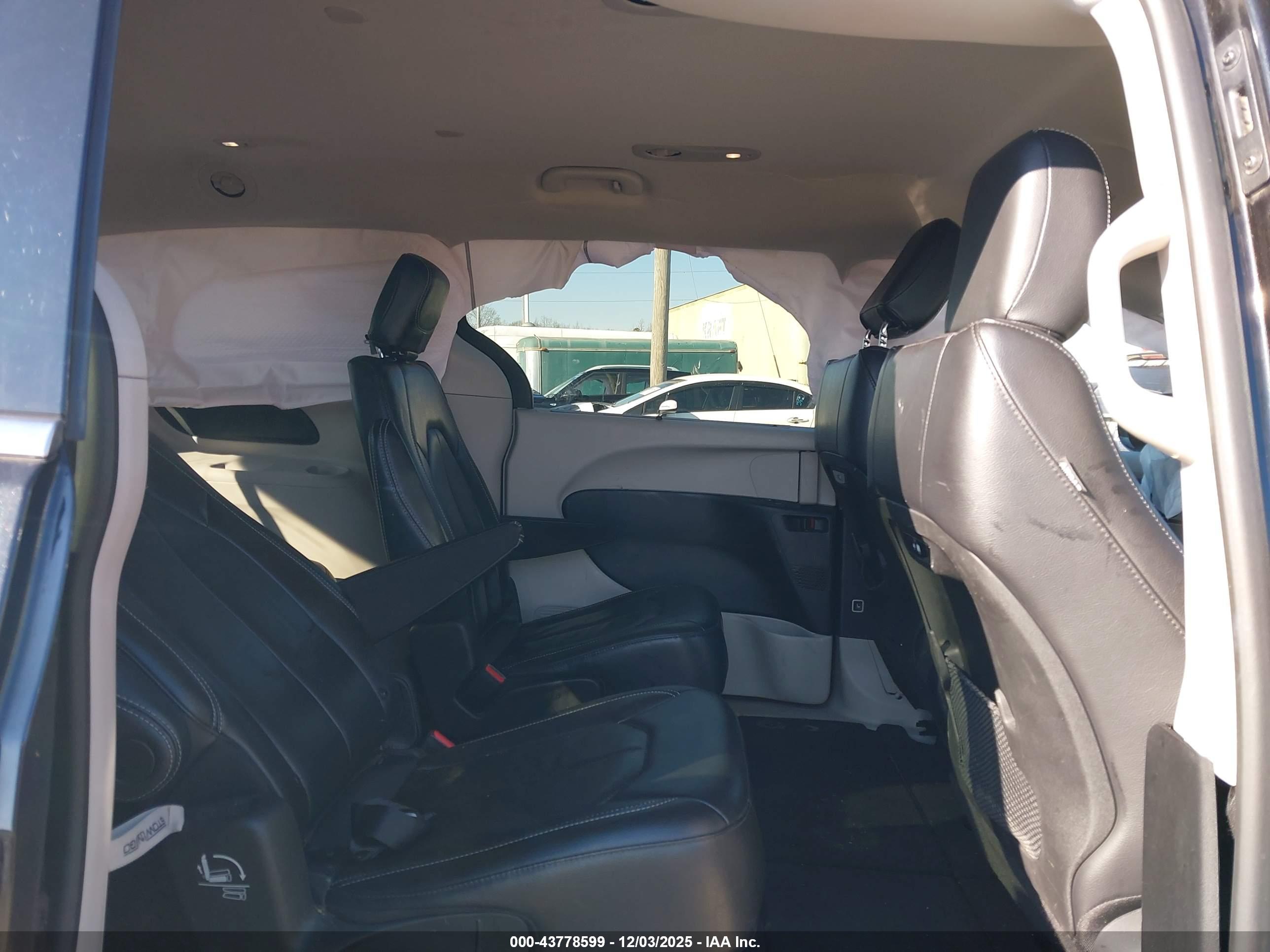 CHRYSLER PACIFICA image 8