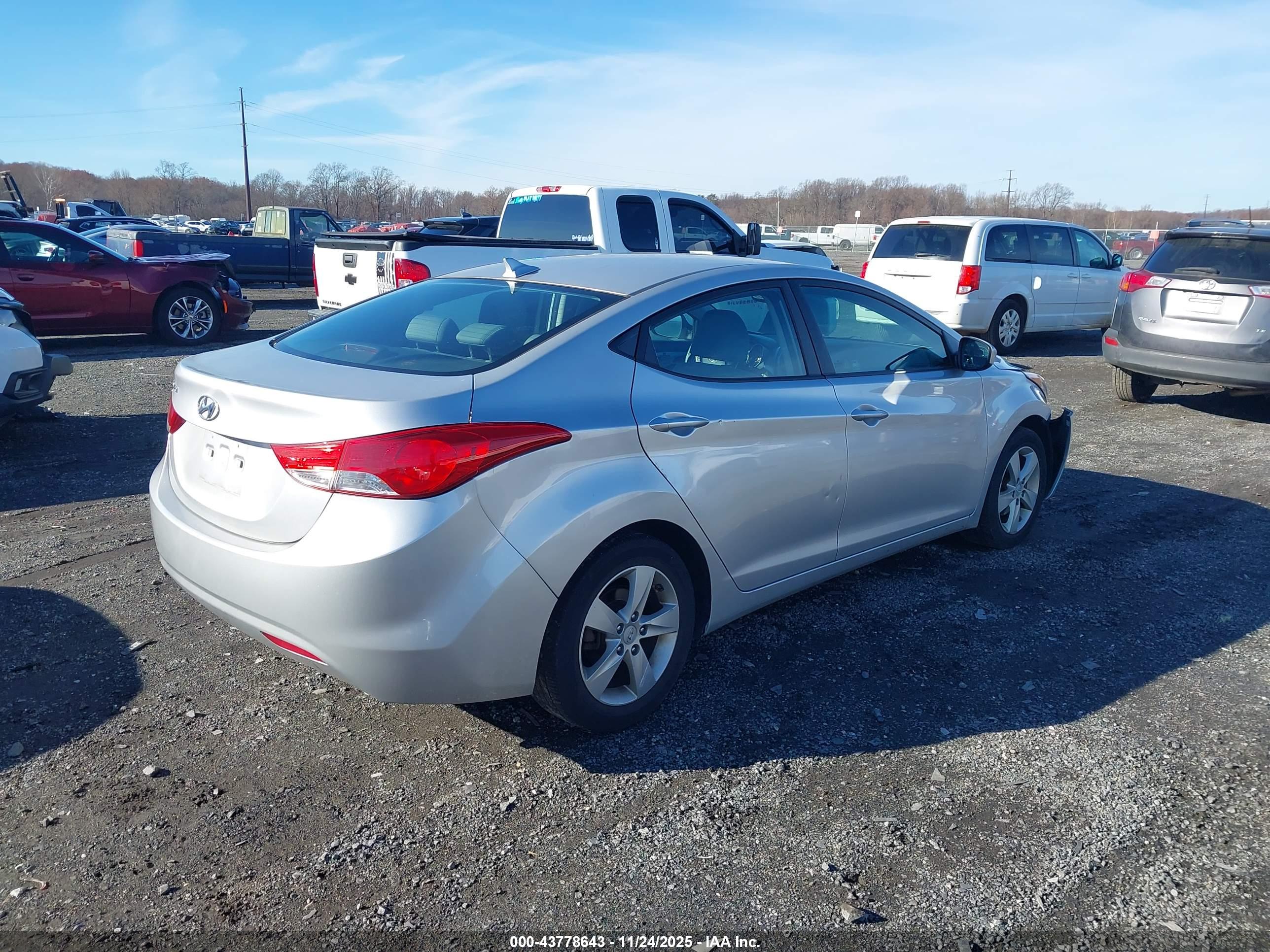 HYUNDAI ELANTRA image 4