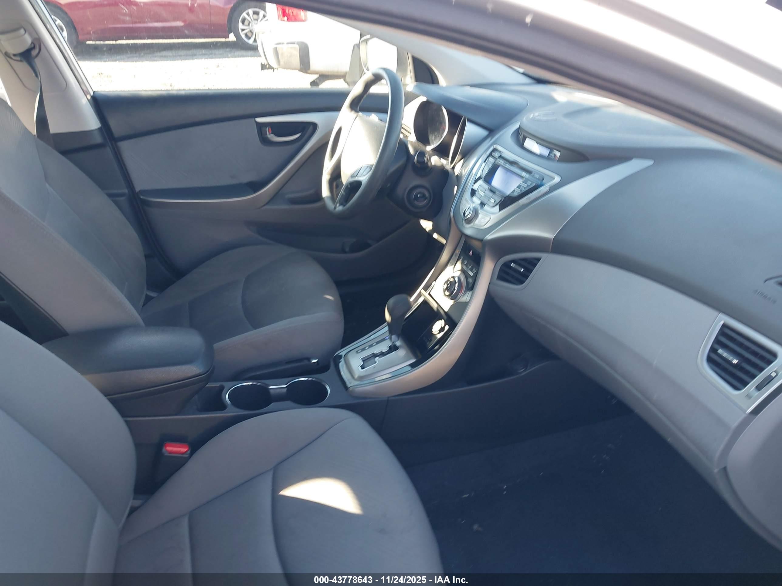 HYUNDAI ELANTRA image 5