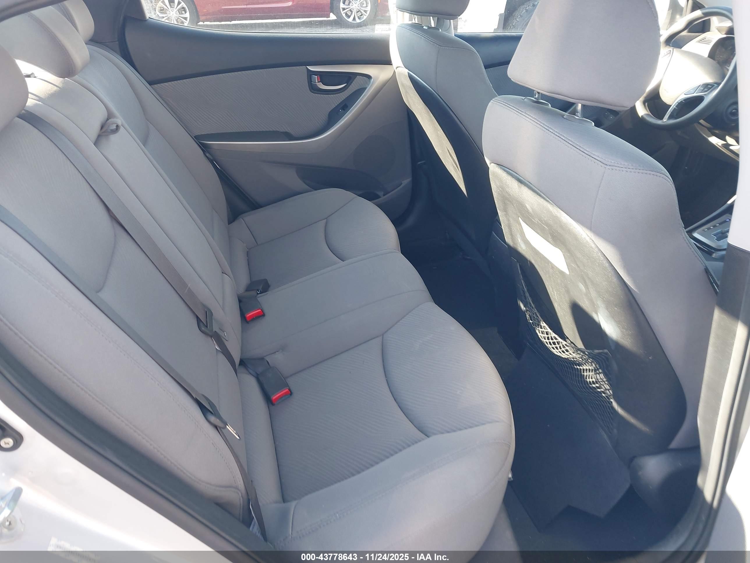 HYUNDAI ELANTRA image 8