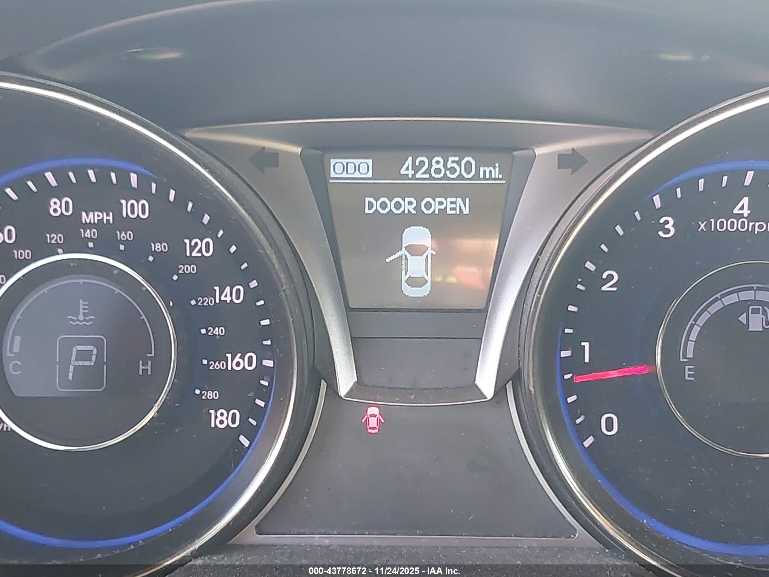 HYUNDAI GENESIS image 7