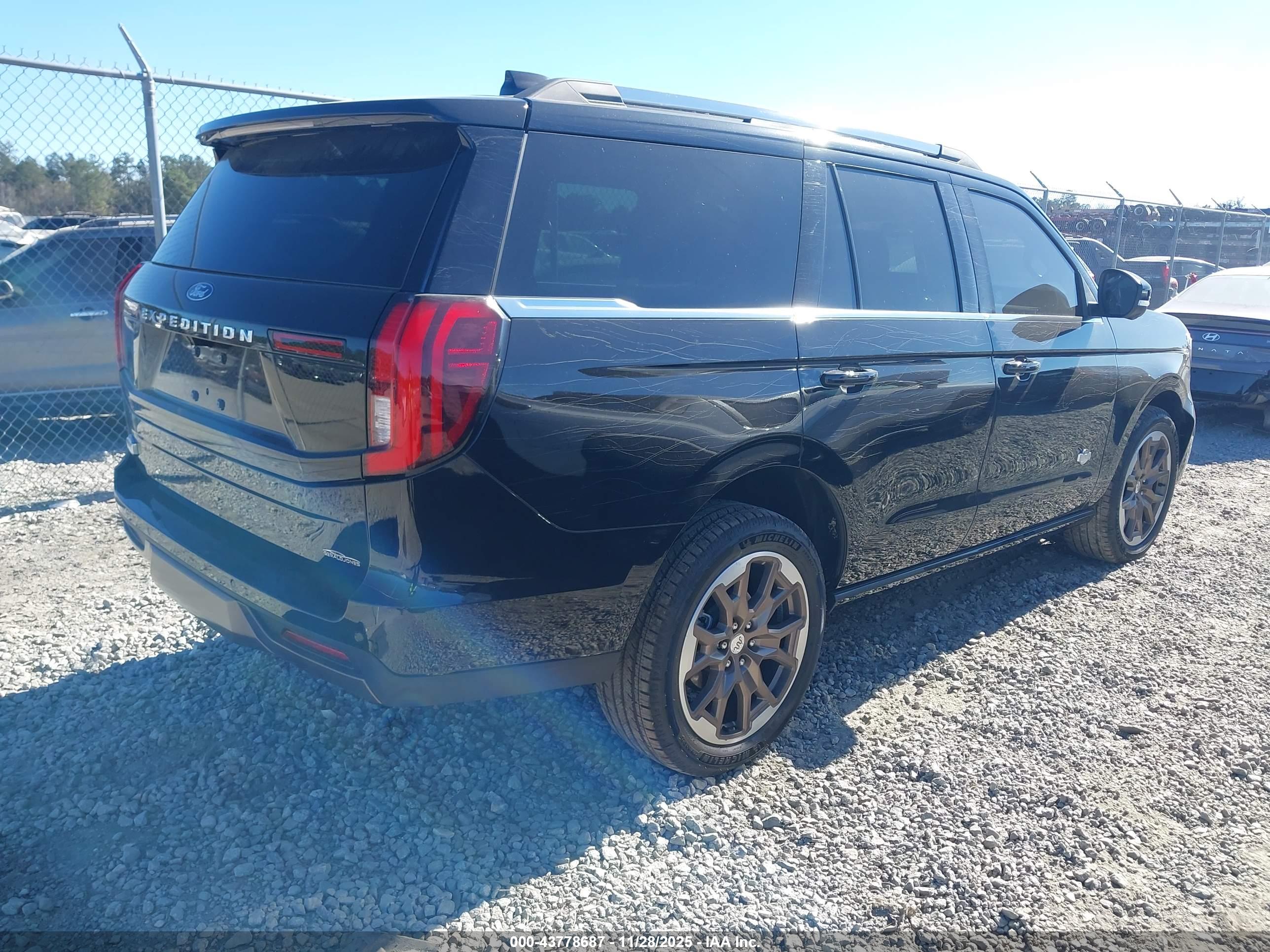 FORD EXPEDITION image 4