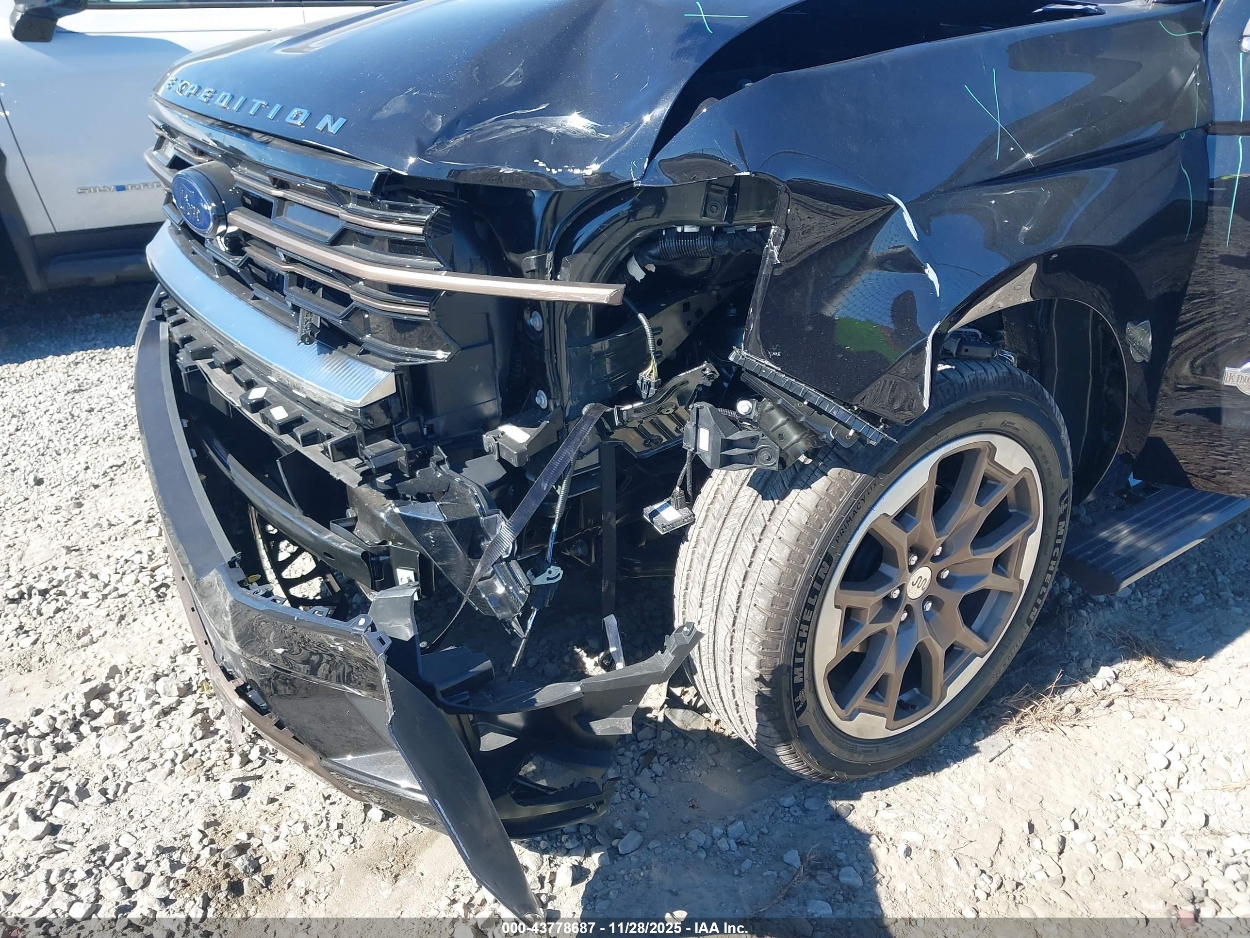 FORD EXPEDITION image 6
