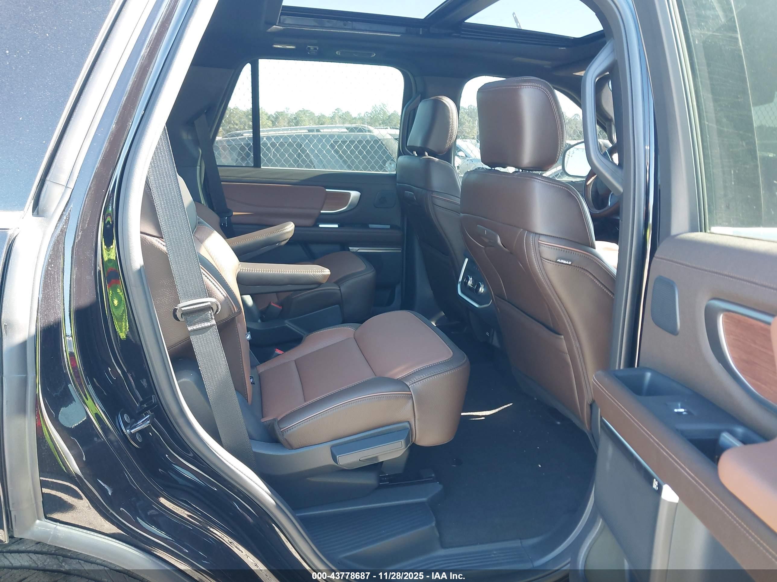 FORD EXPEDITION image 8