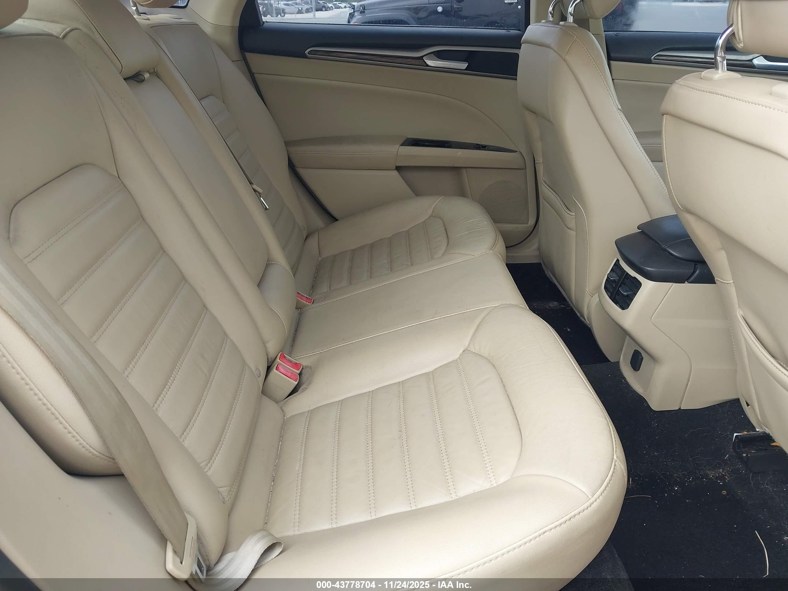 FORD FUSION image 8