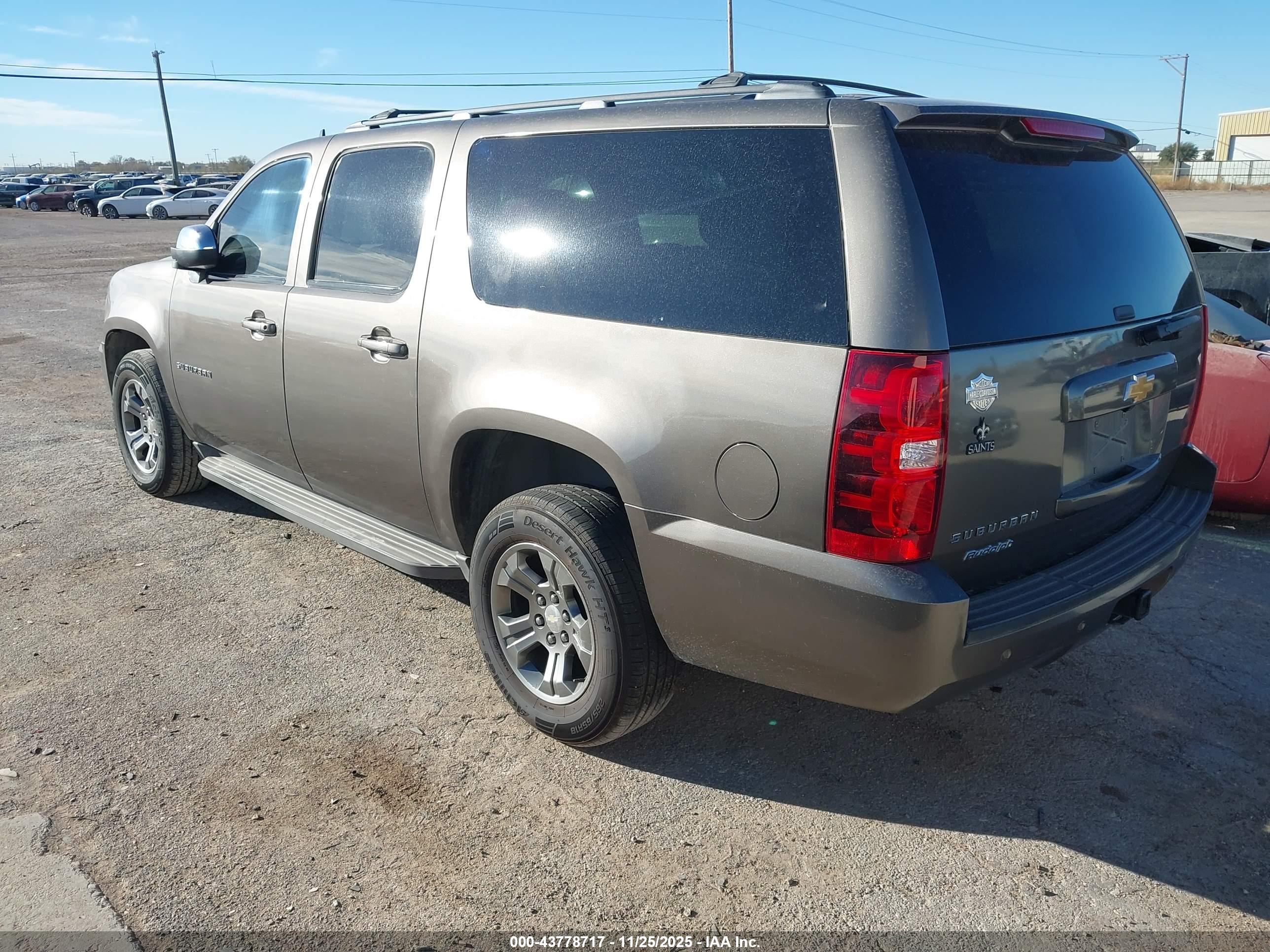 CHEVROLET SUBURBAN image 3