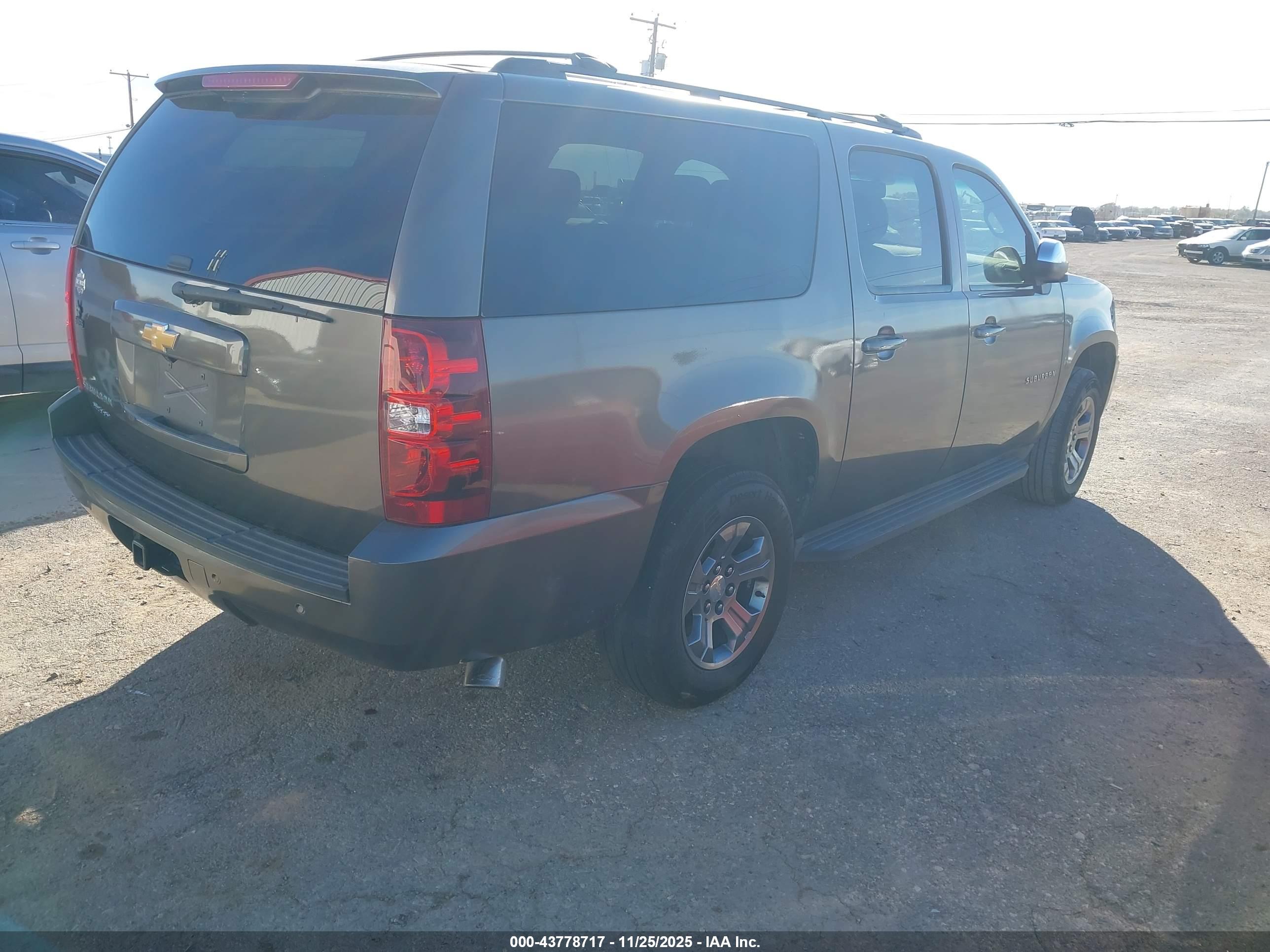 CHEVROLET SUBURBAN image 4