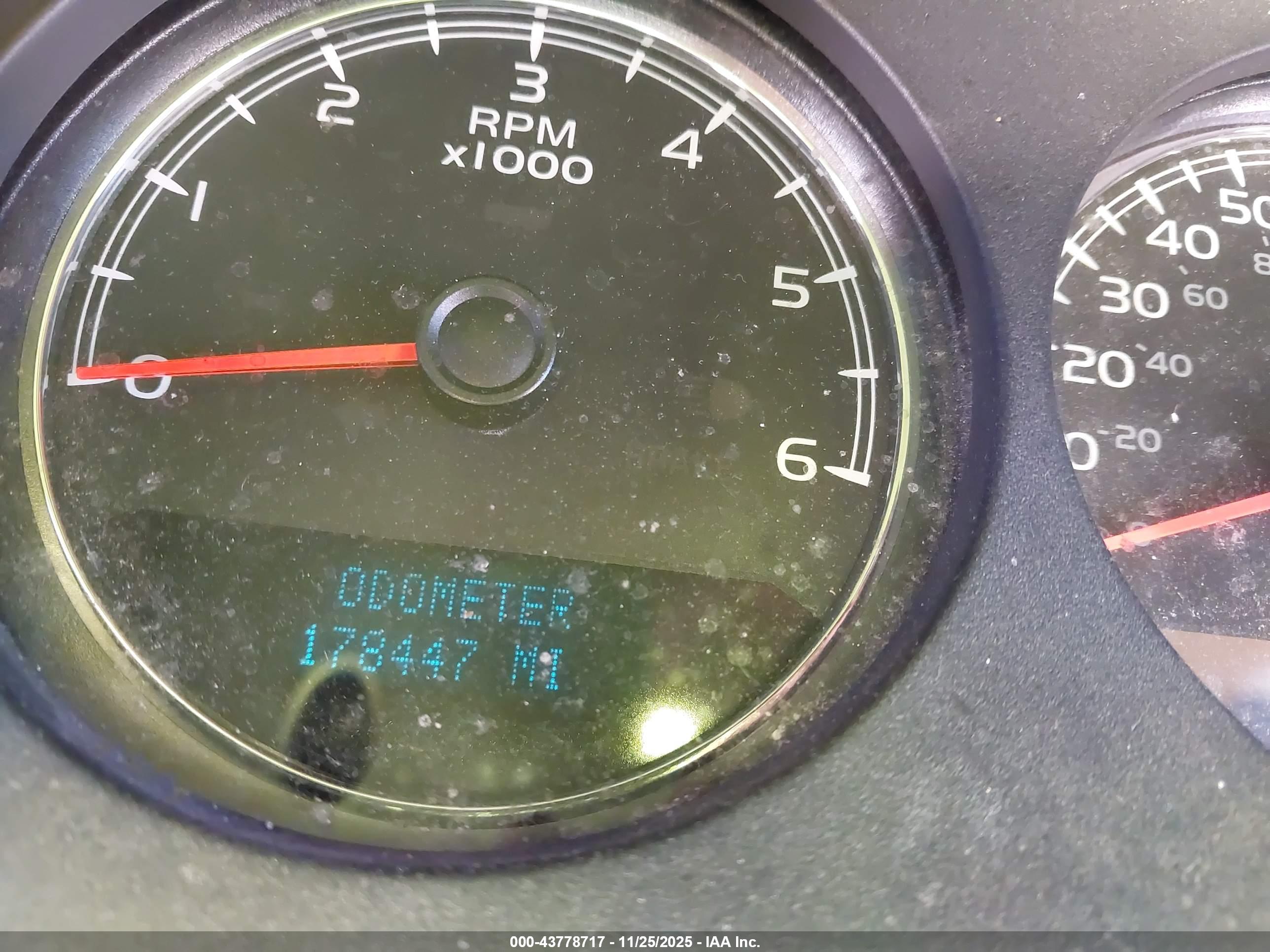 CHEVROLET SUBURBAN image 7