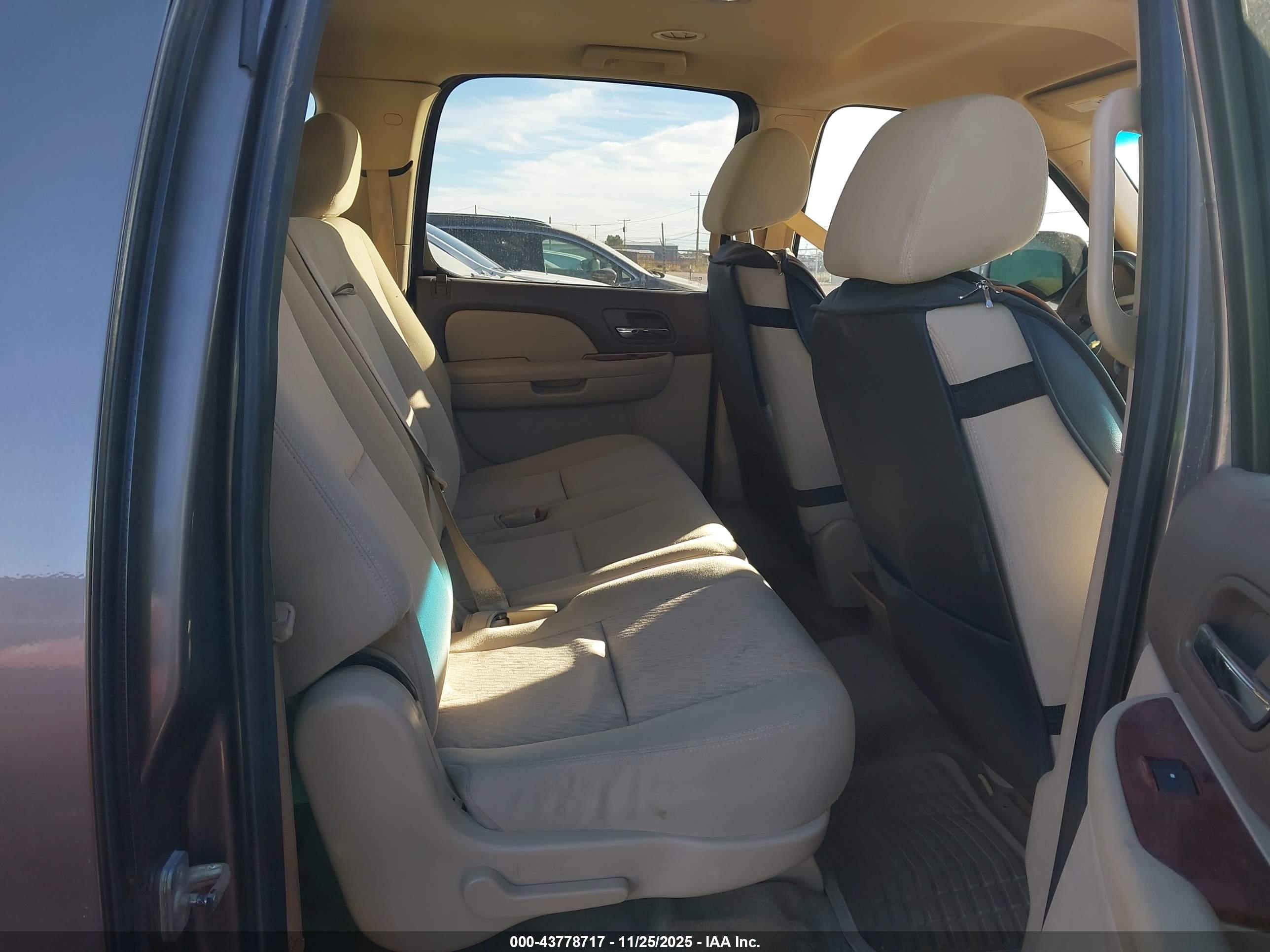 CHEVROLET SUBURBAN image 8
