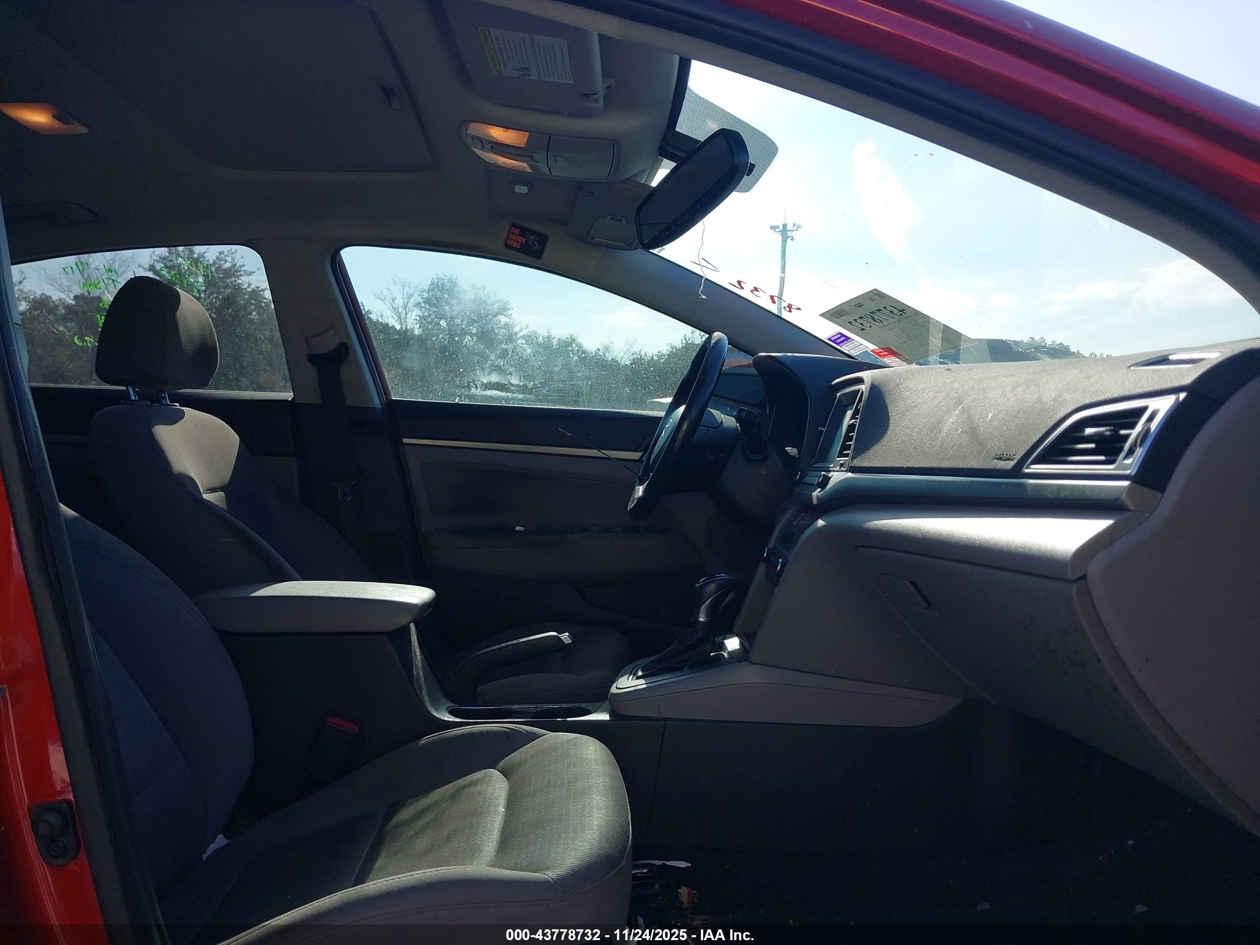 HYUNDAI ELANTRA image 5