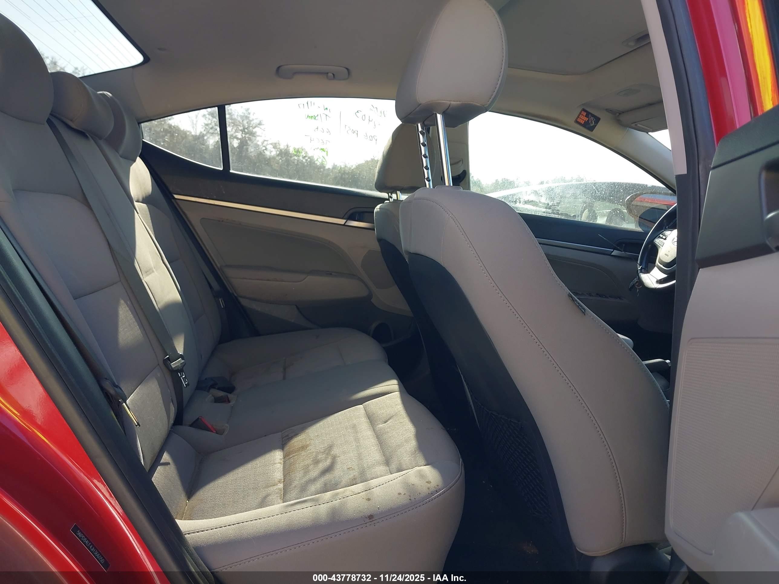 HYUNDAI ELANTRA image 8
