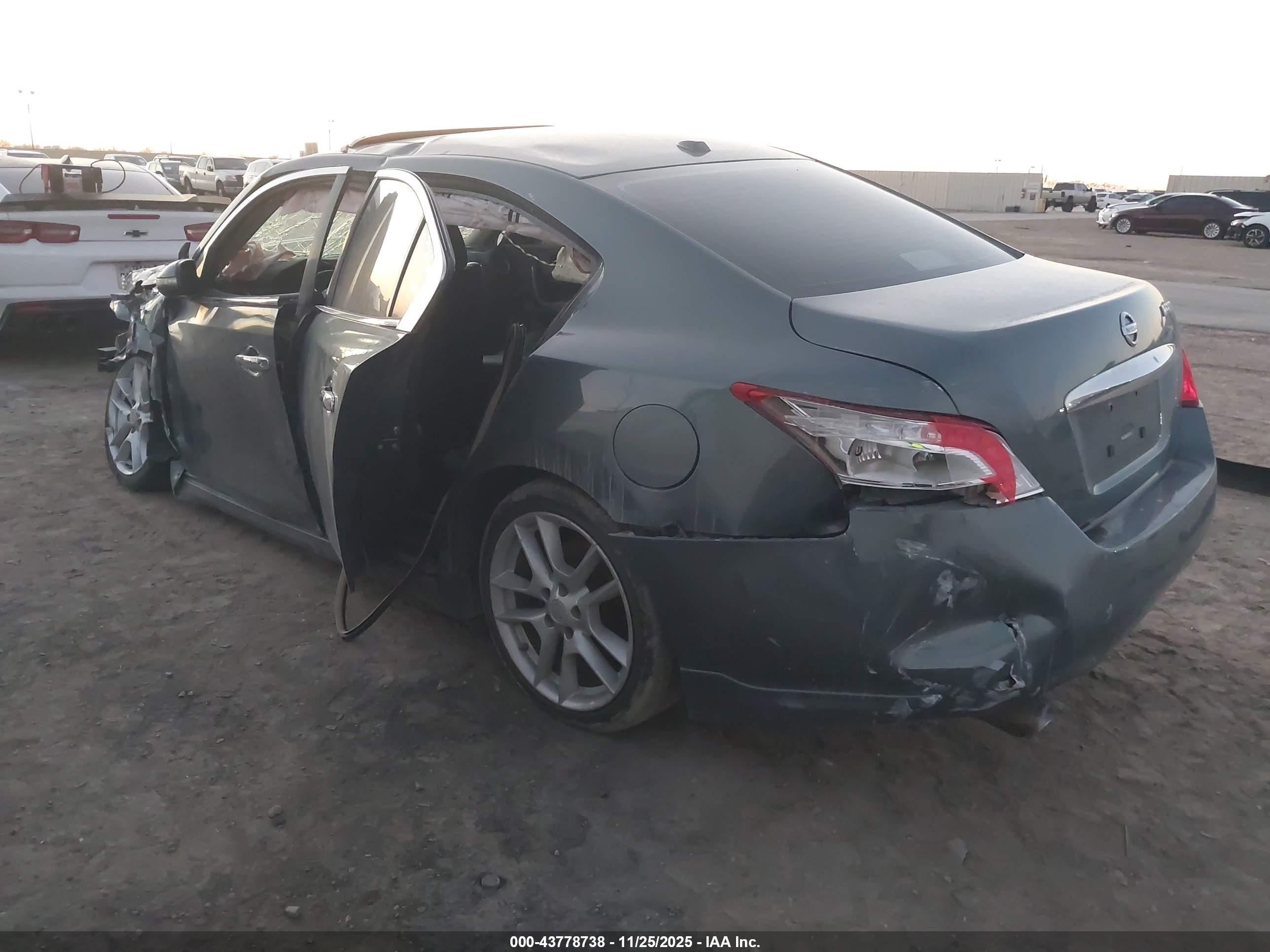 NISSAN MAXIMA image 3
