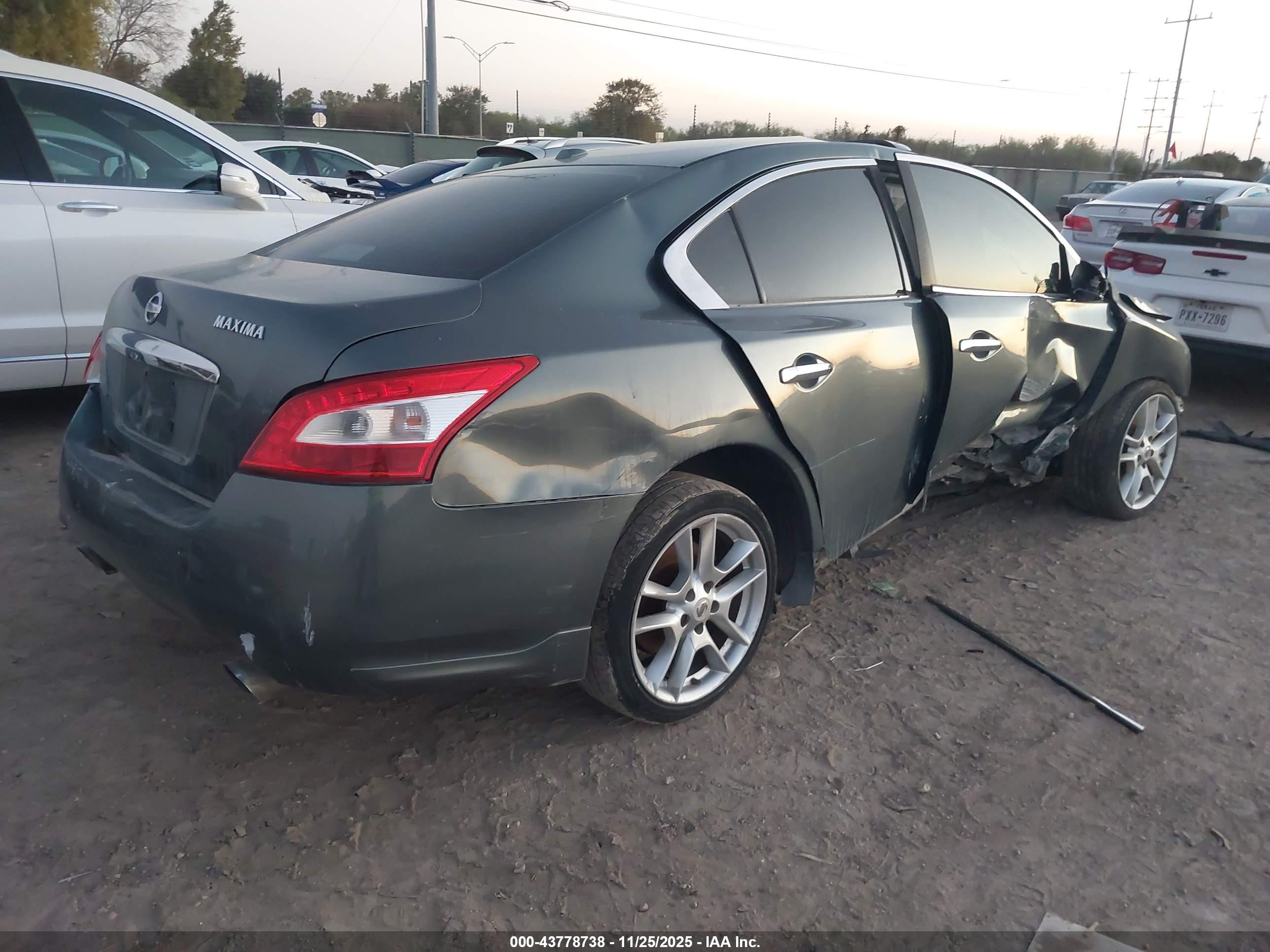 NISSAN MAXIMA image 4