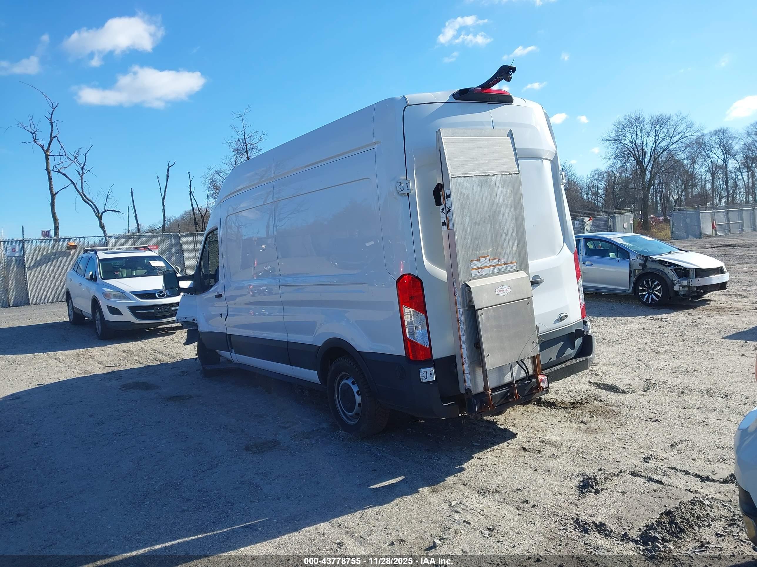FORD TRANSIT-250 image 3