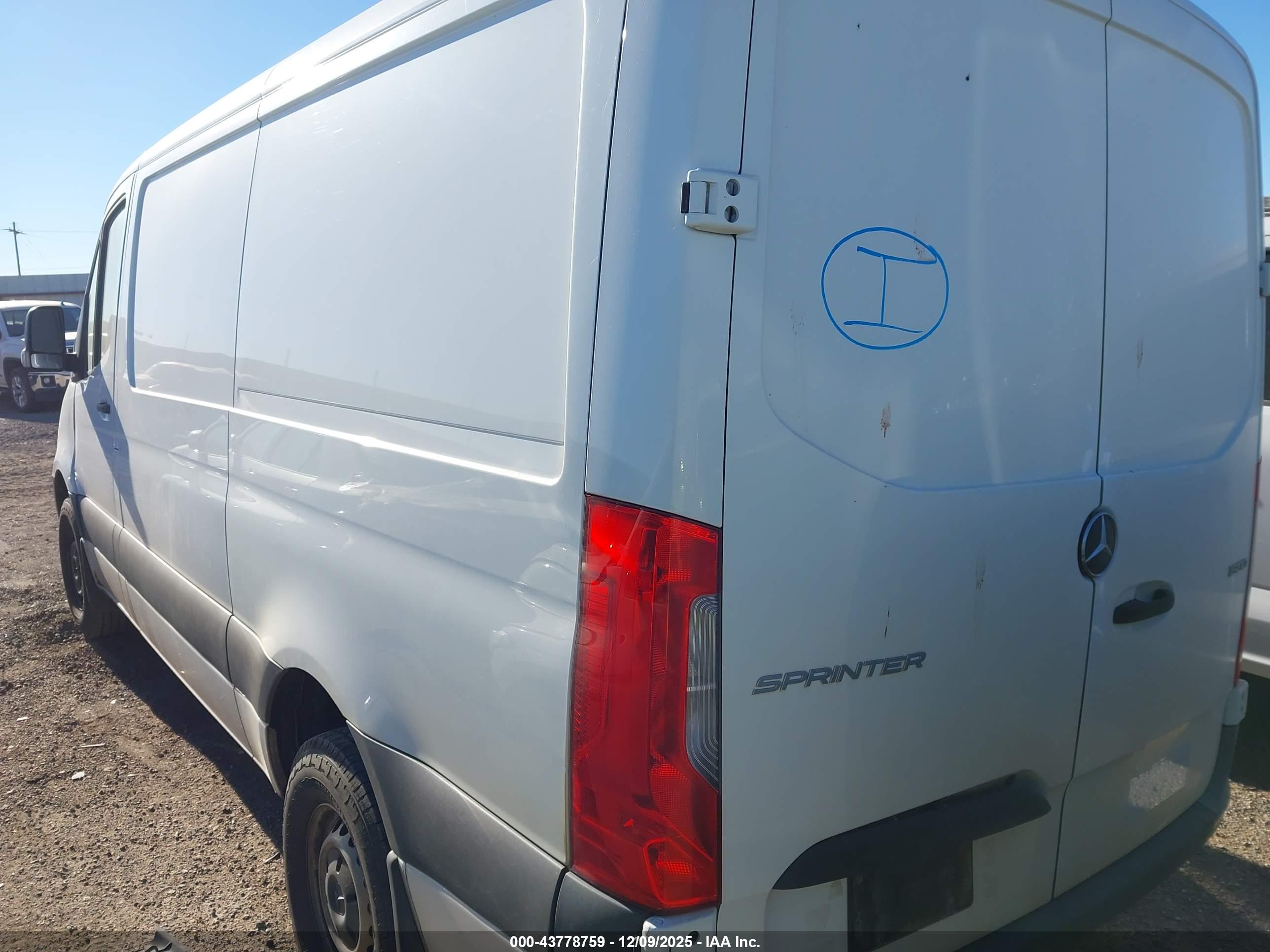 MERCEDES-BENZ SPRINTER image 3
