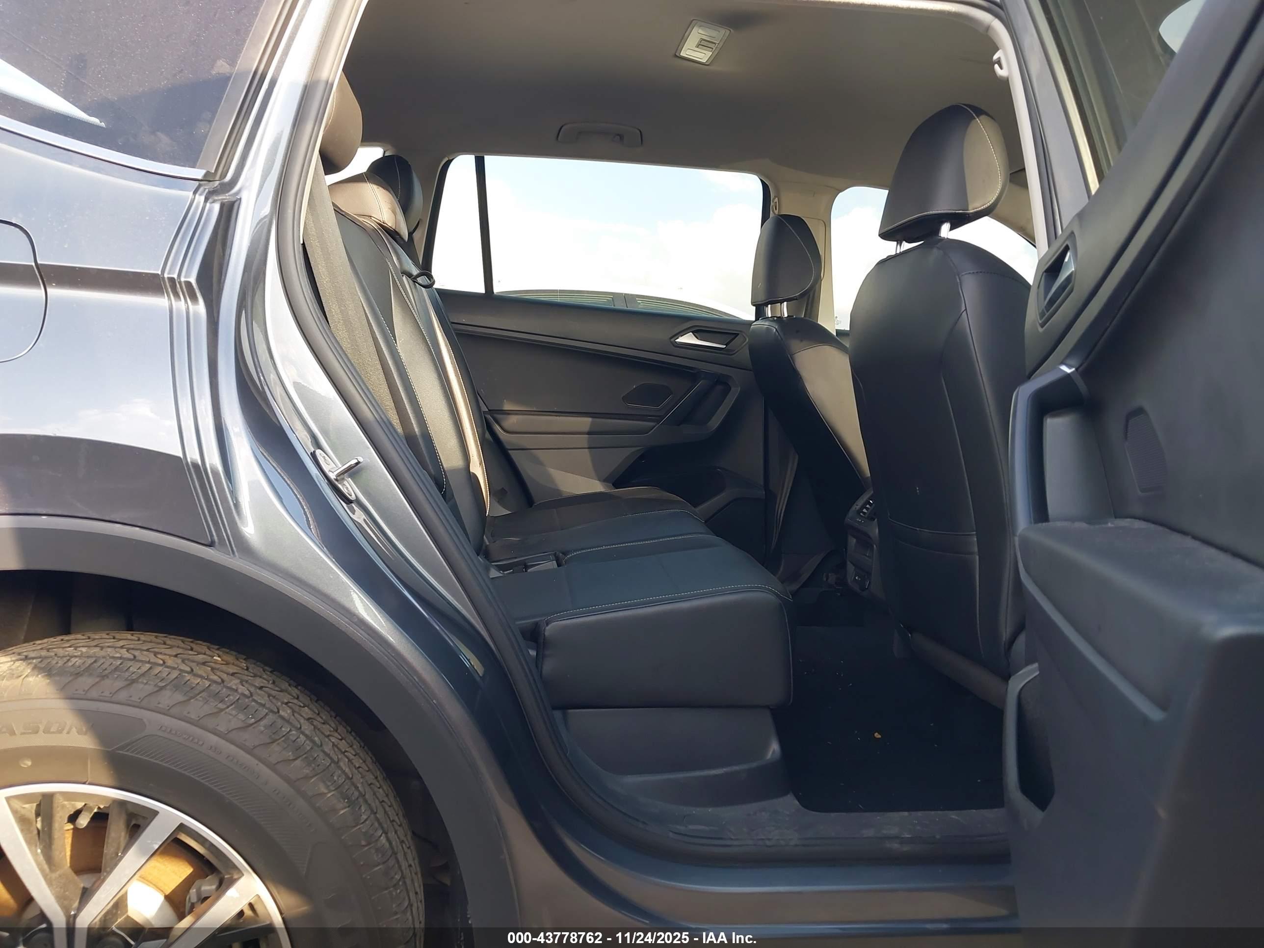 VOLKSWAGEN TIGUAN image 8