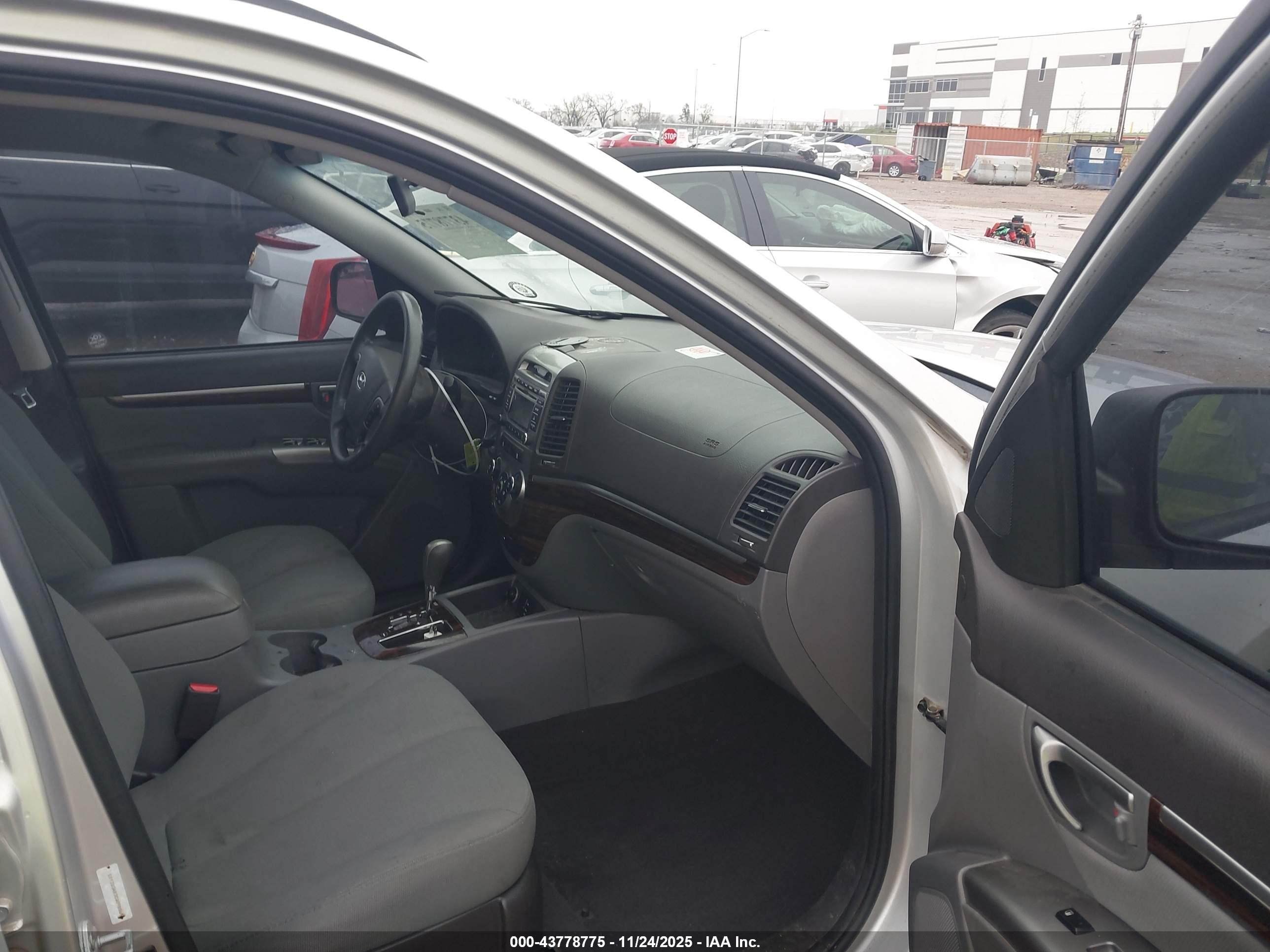 HYUNDAI SANTA image 5
