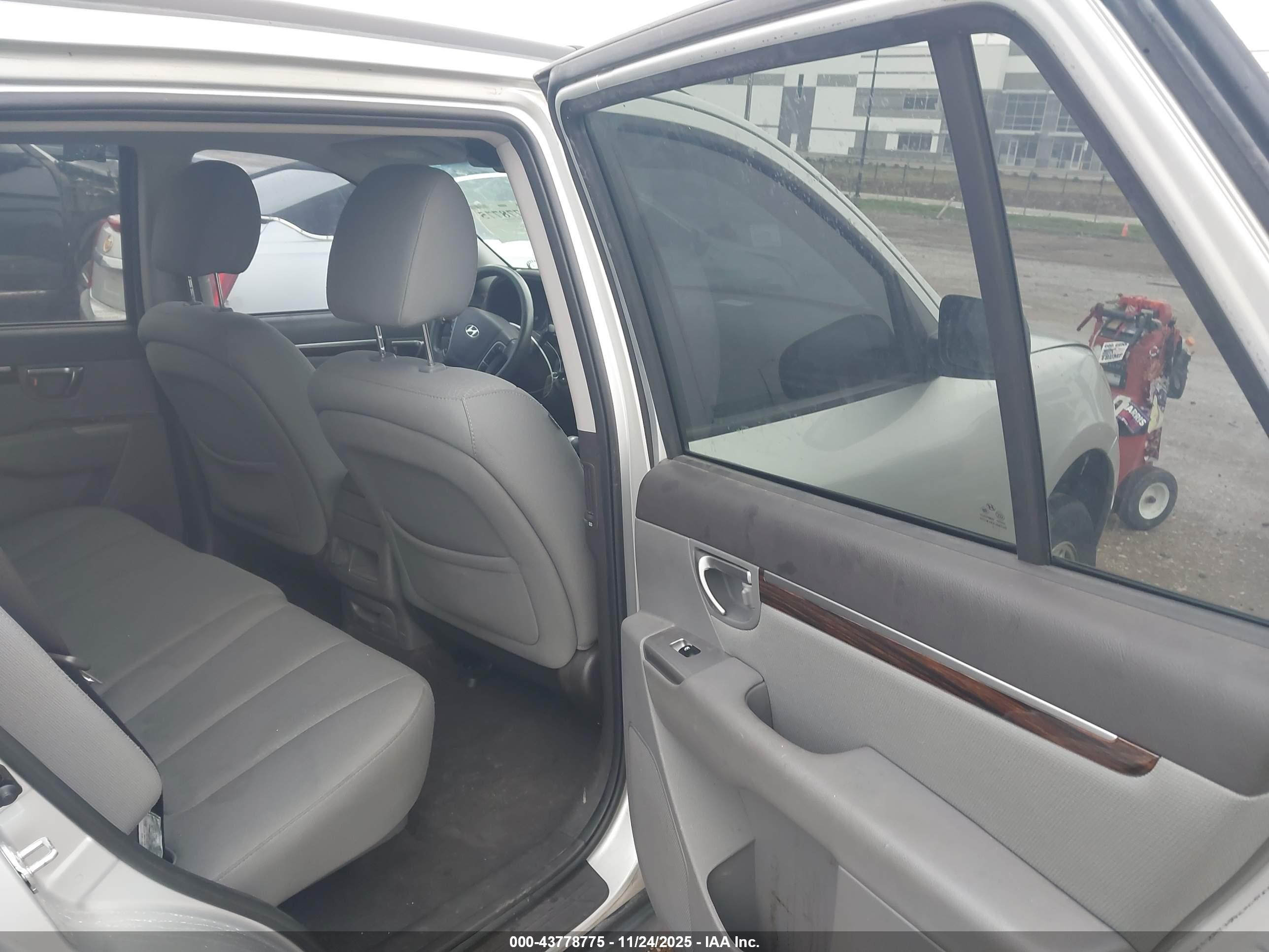 HYUNDAI SANTA image 8