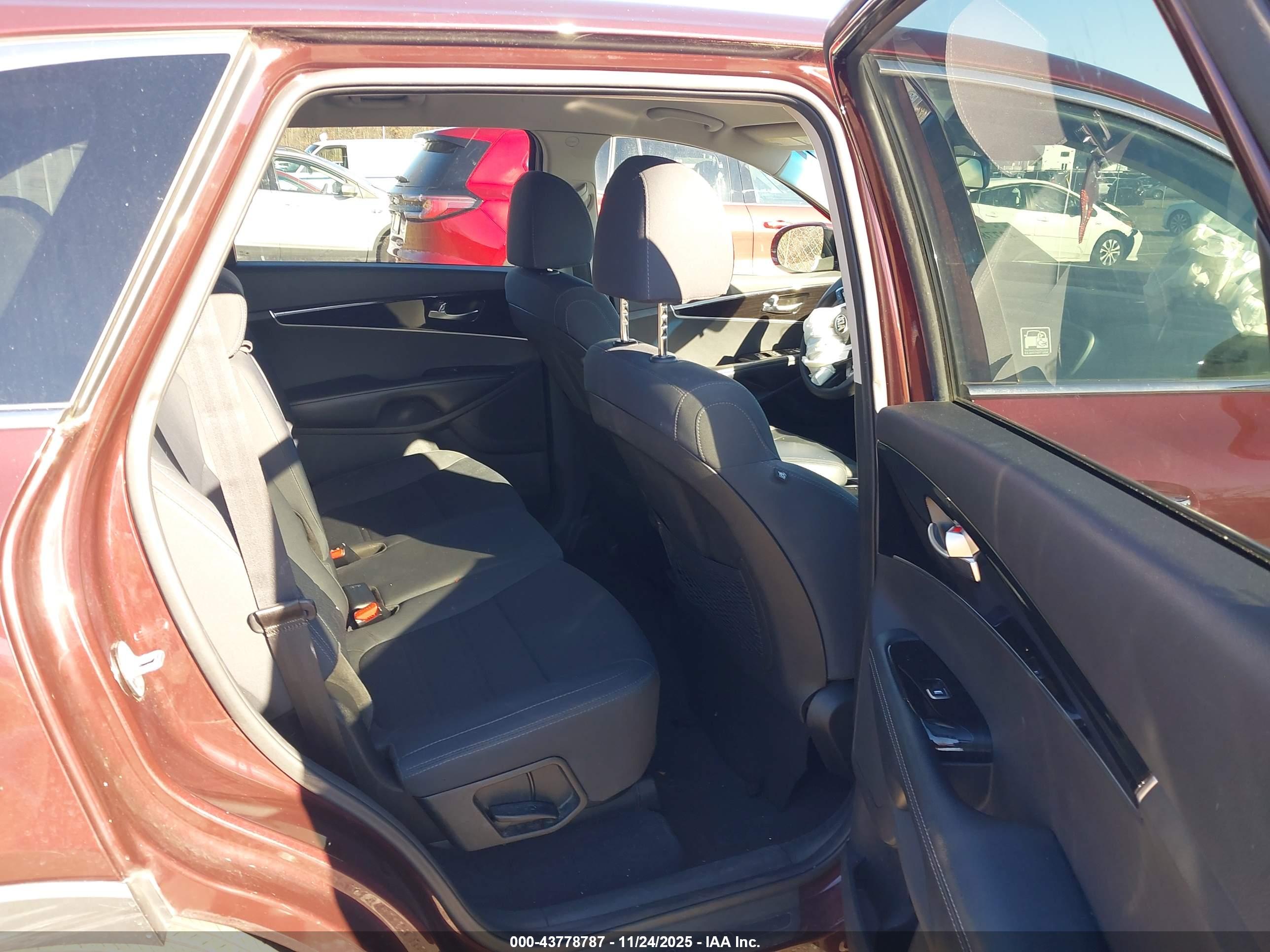 KIA SORENTO image 8