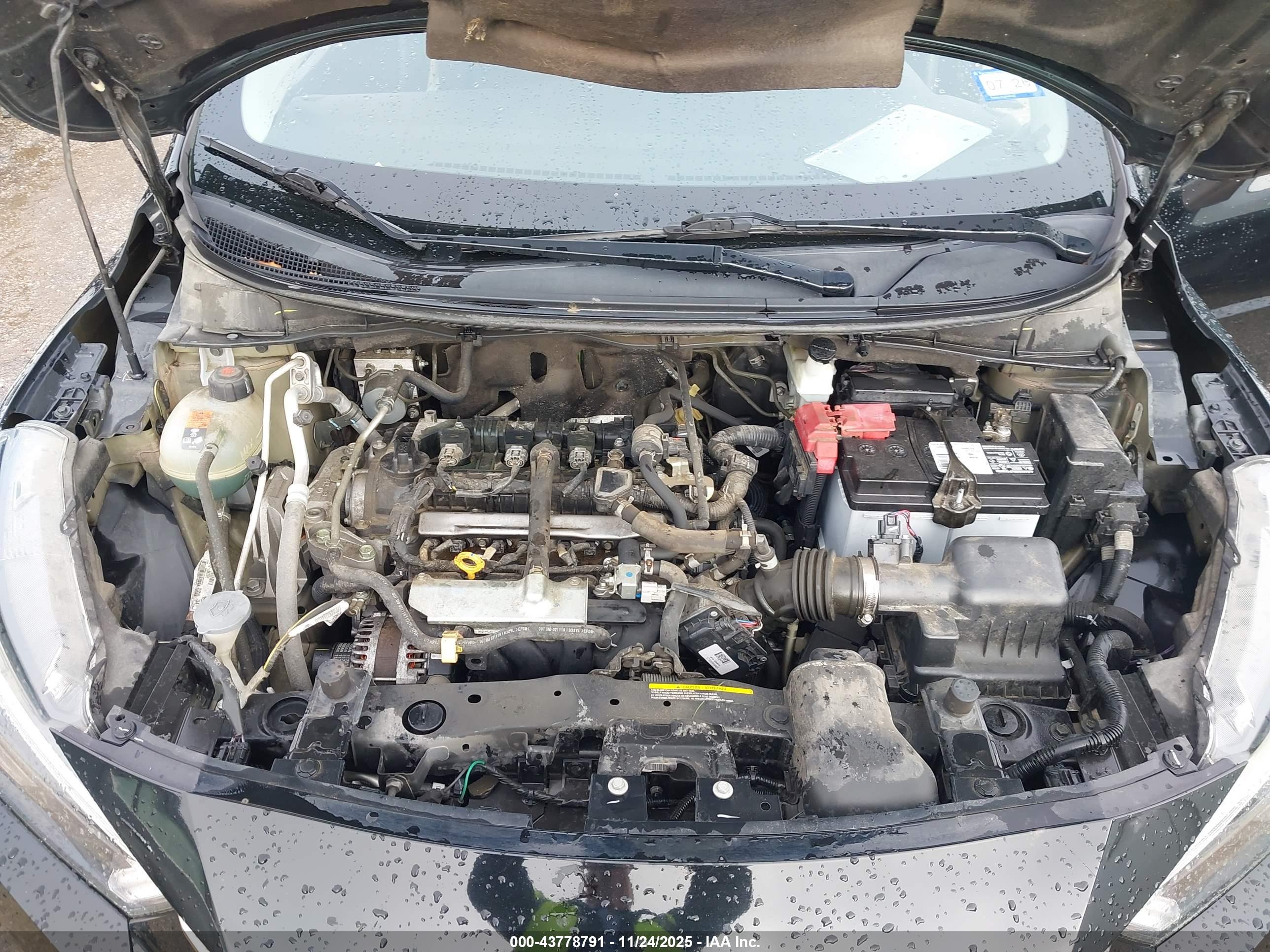 NISSAN VERSA image 10