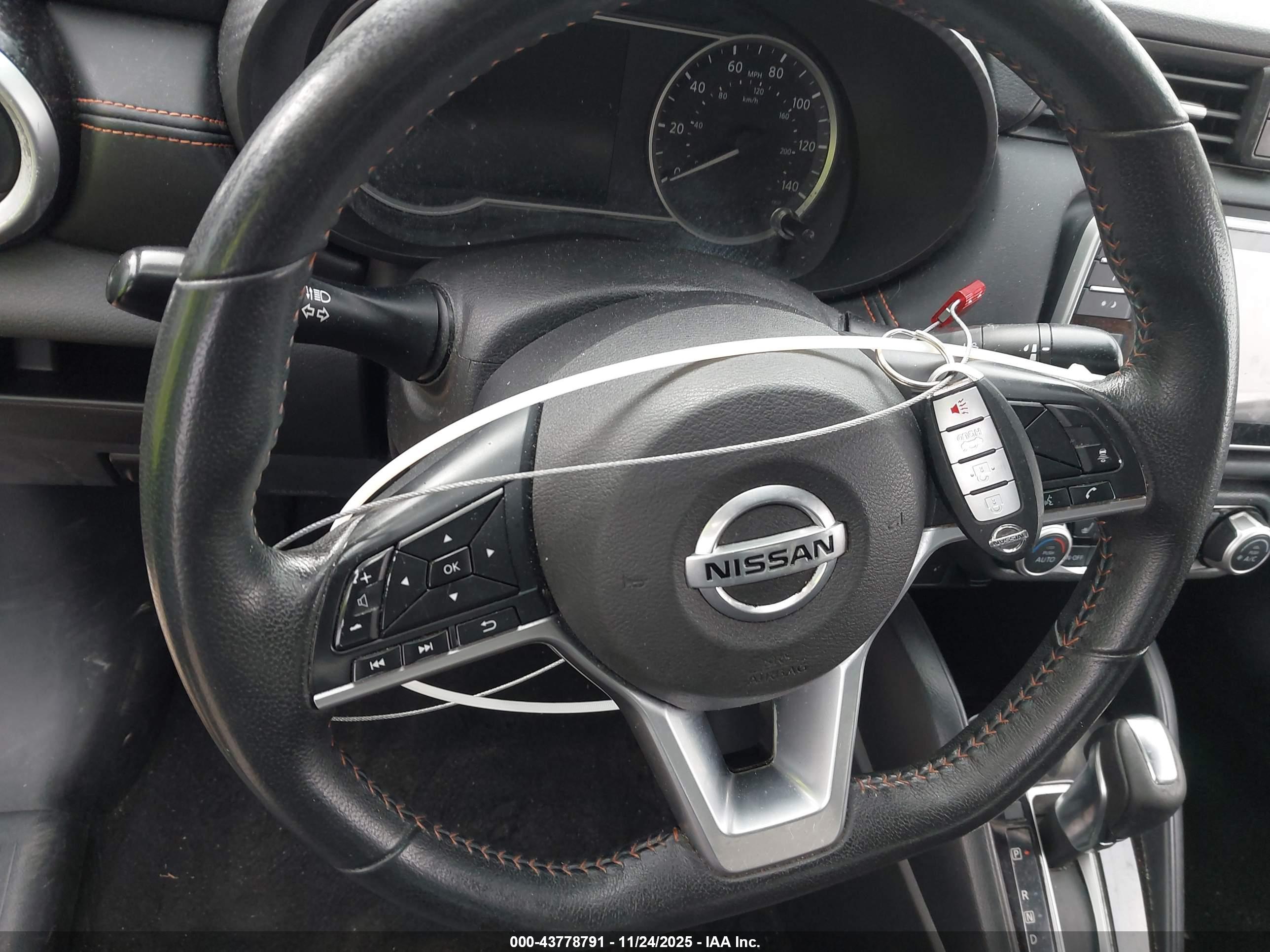 NISSAN VERSA image 11