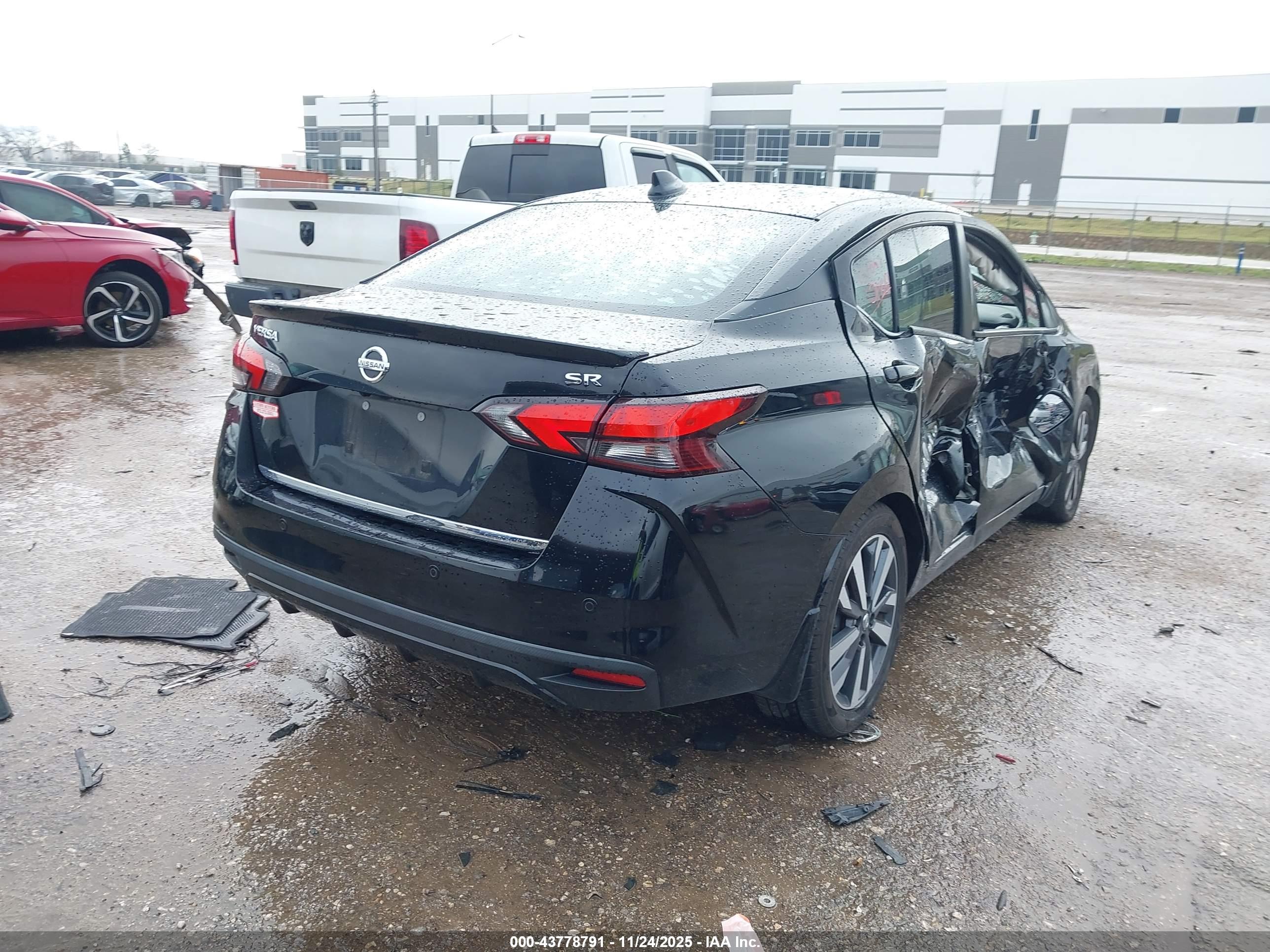 NISSAN VERSA image 4