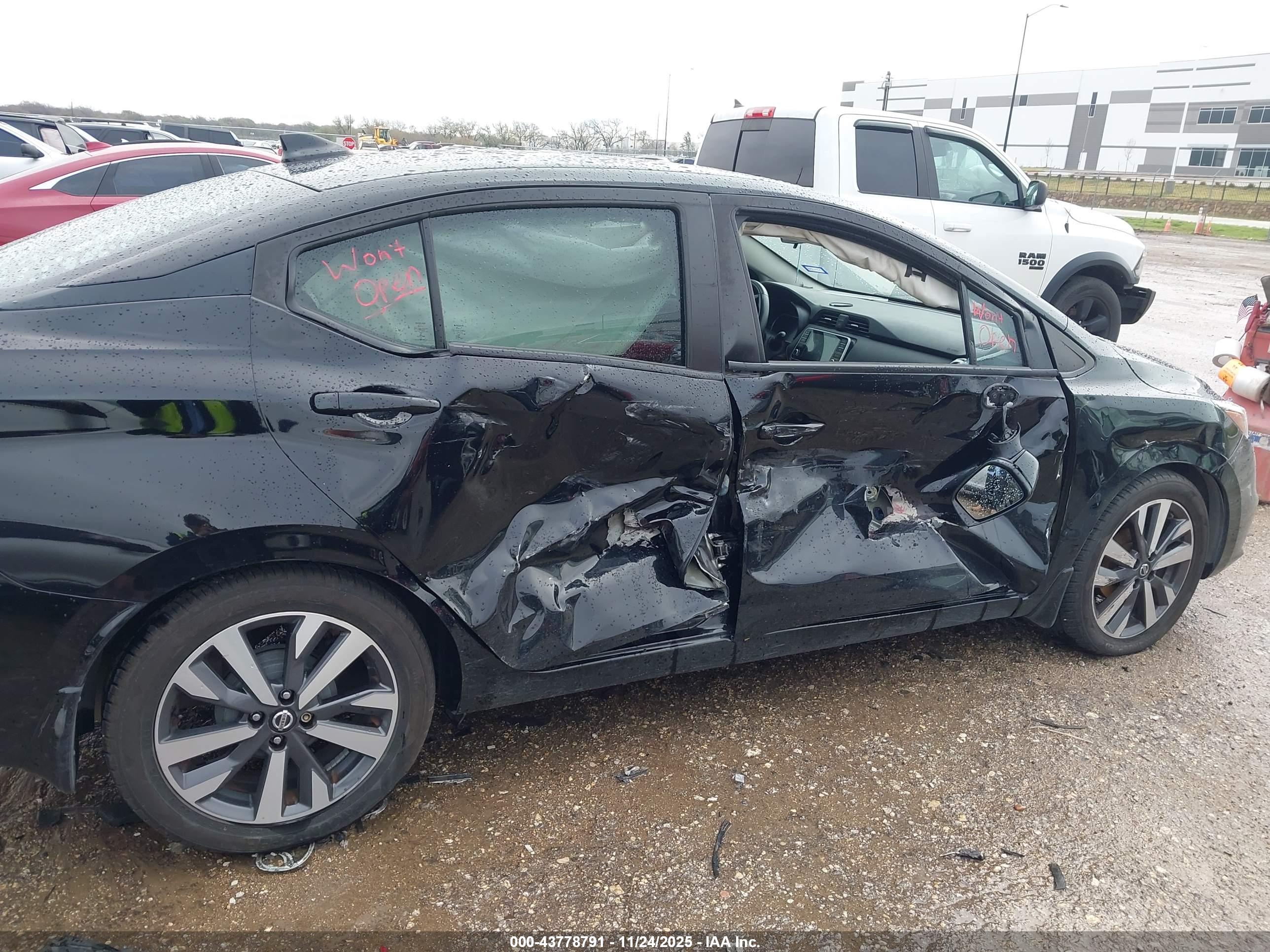 NISSAN VERSA image 6