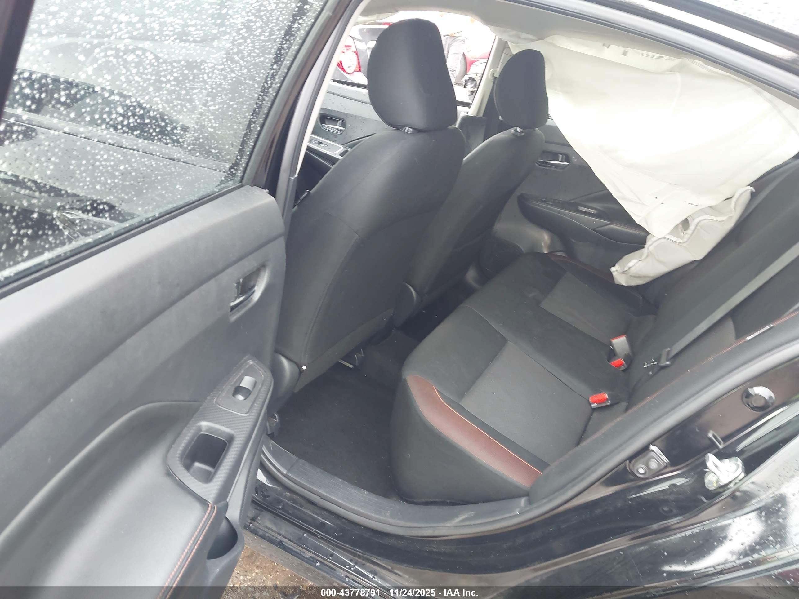 NISSAN VERSA image 8