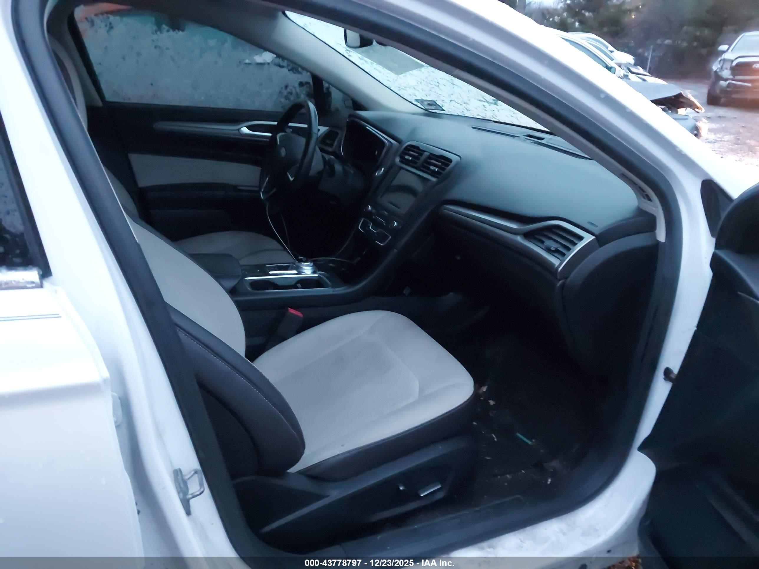 FORD FUSION image 5