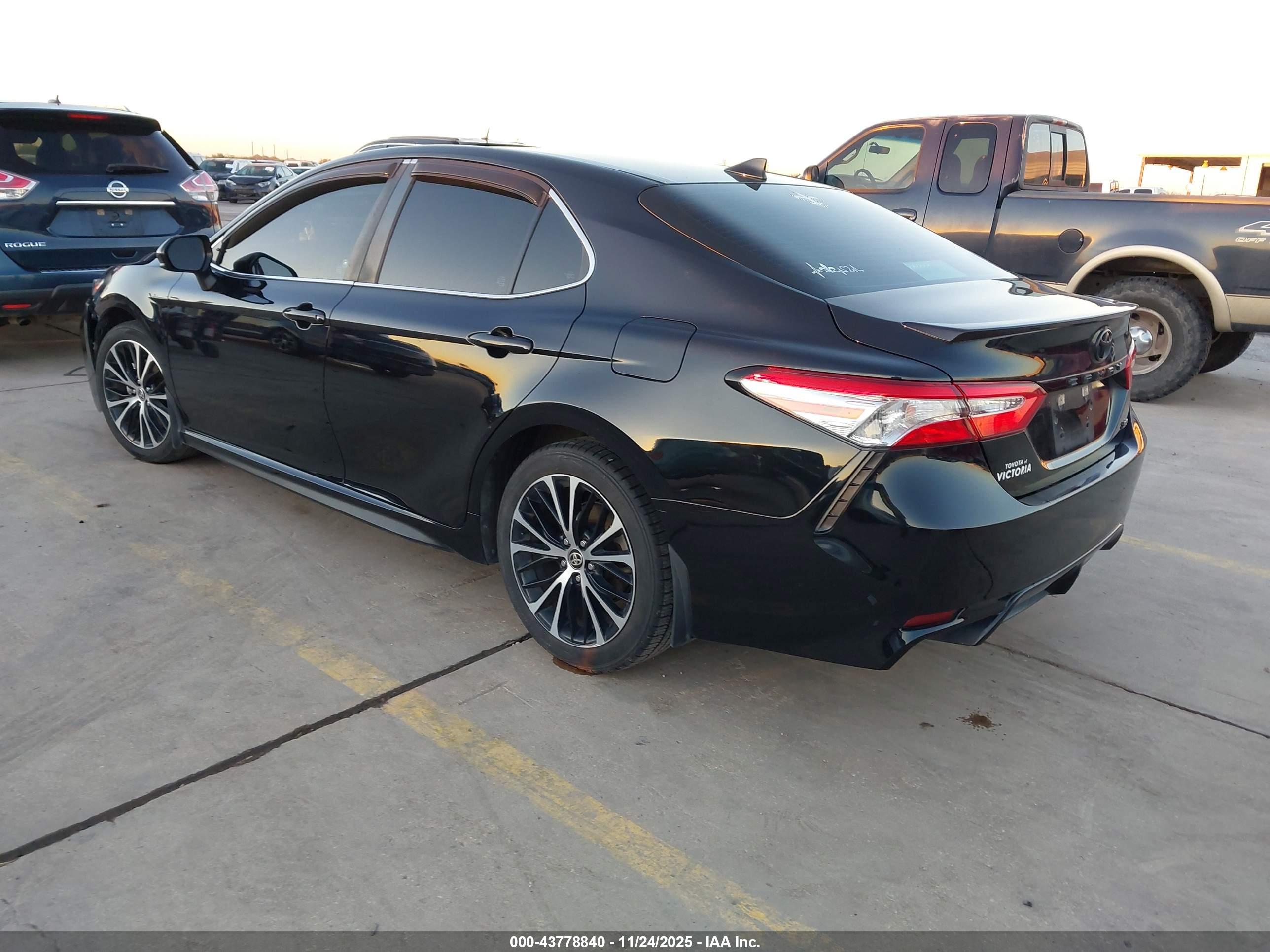 TOYOTA CAMRY image 3