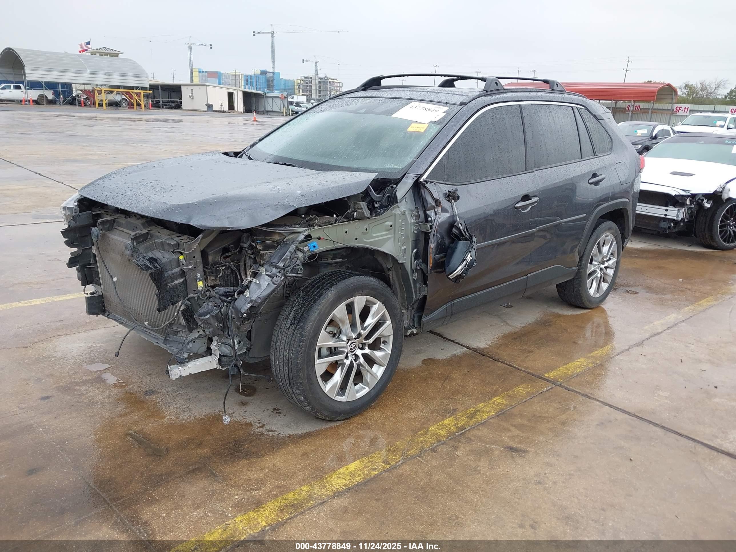 TOYOTA RAV4 image 2