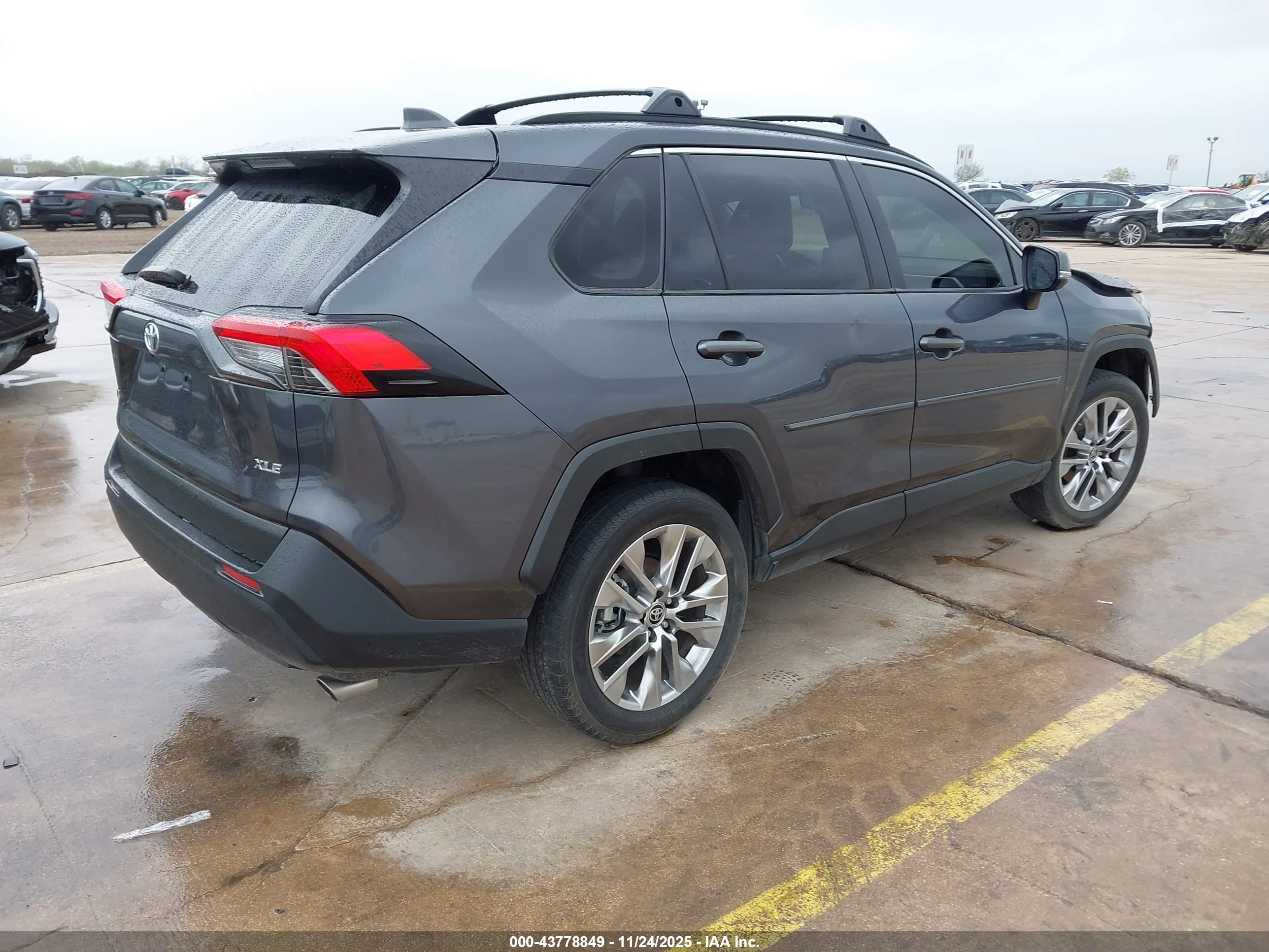 TOYOTA RAV4 image 4