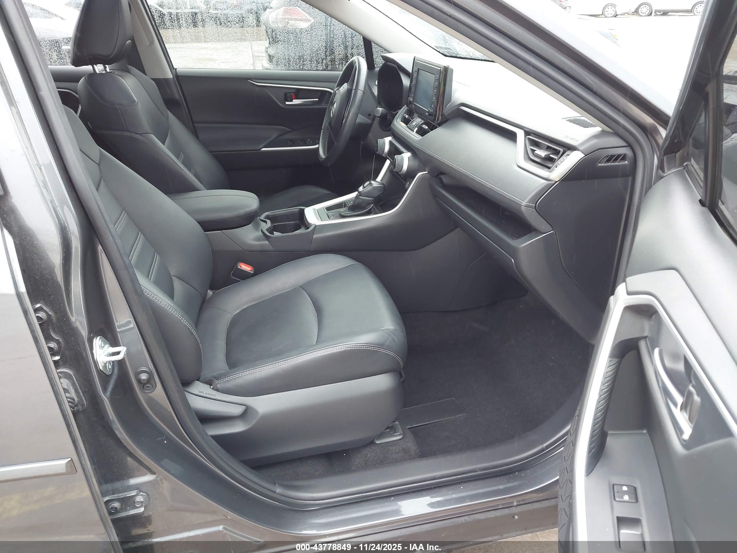 TOYOTA RAV4 image 5