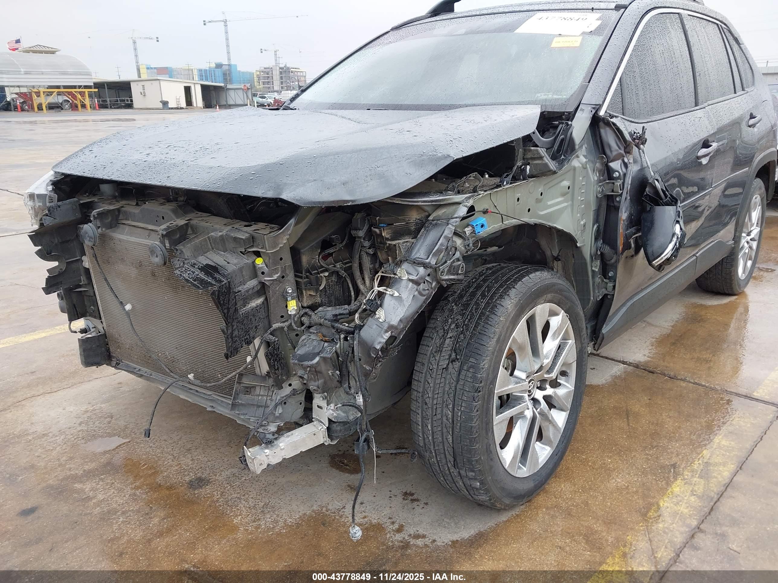 TOYOTA RAV4 image 6