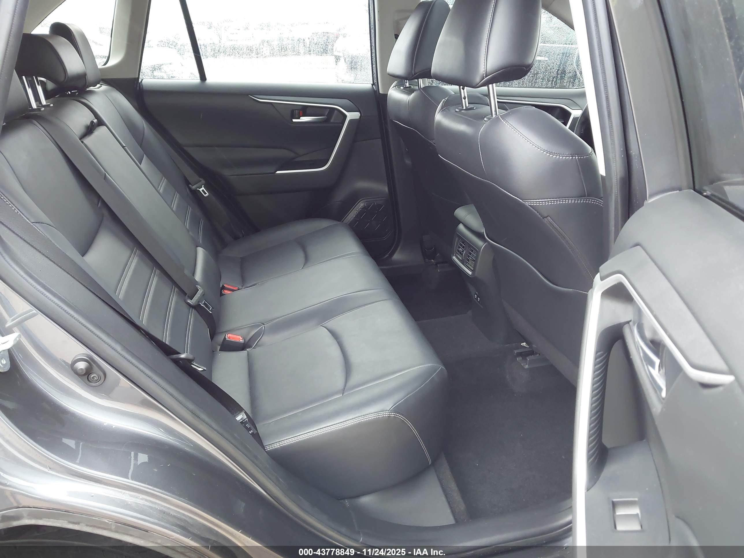 TOYOTA RAV4 image 8