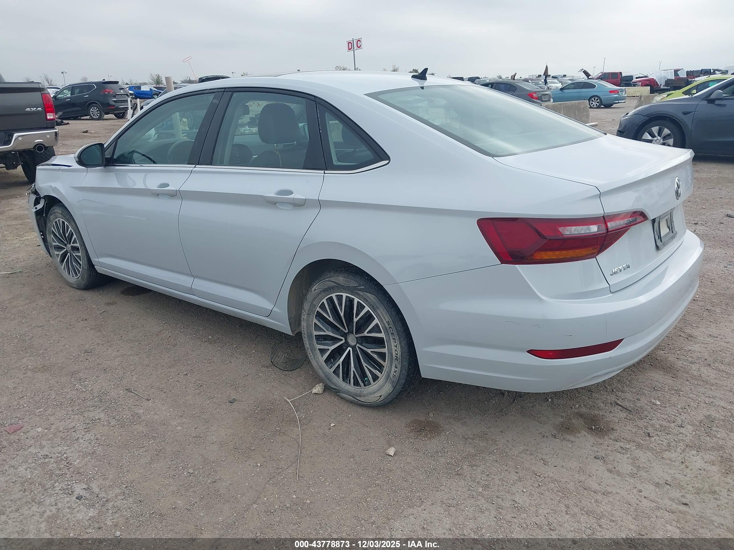 VOLKSWAGEN JETTA image 3