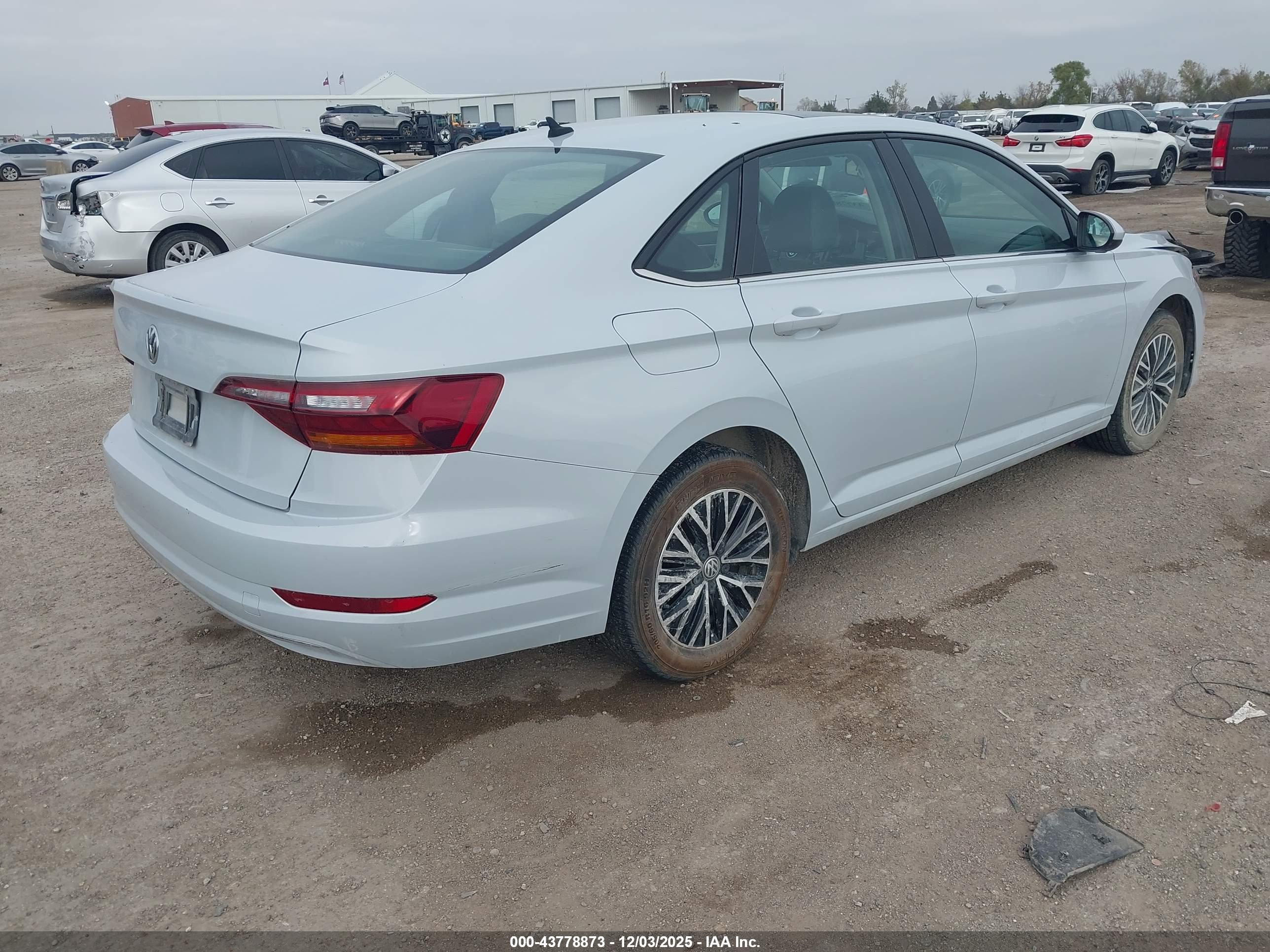 VOLKSWAGEN JETTA image 4