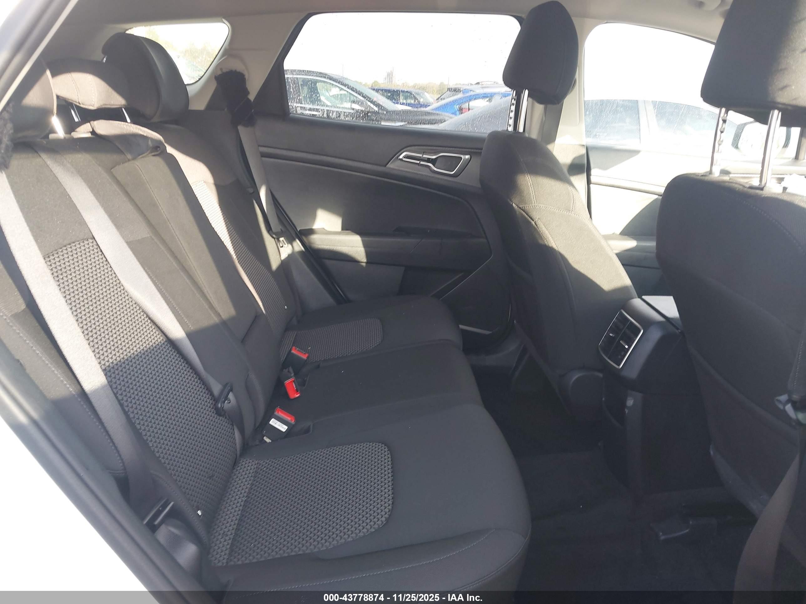 KIA SPORTAGE image 8