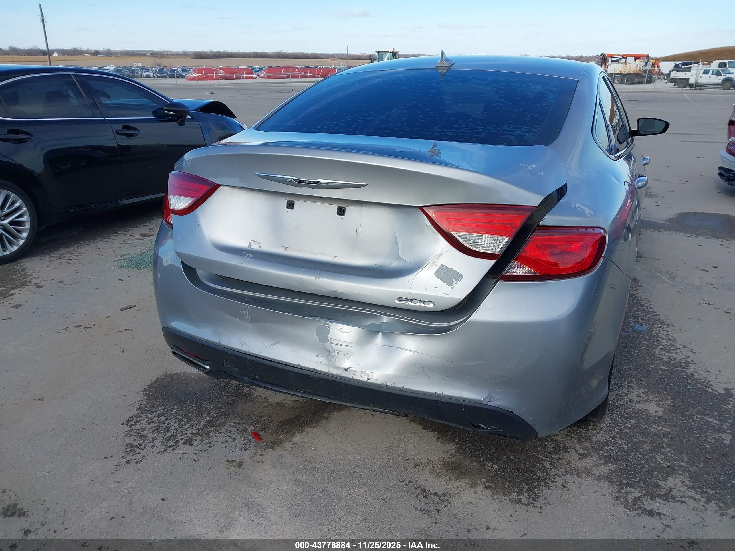 CHRYSLER 200 image 6