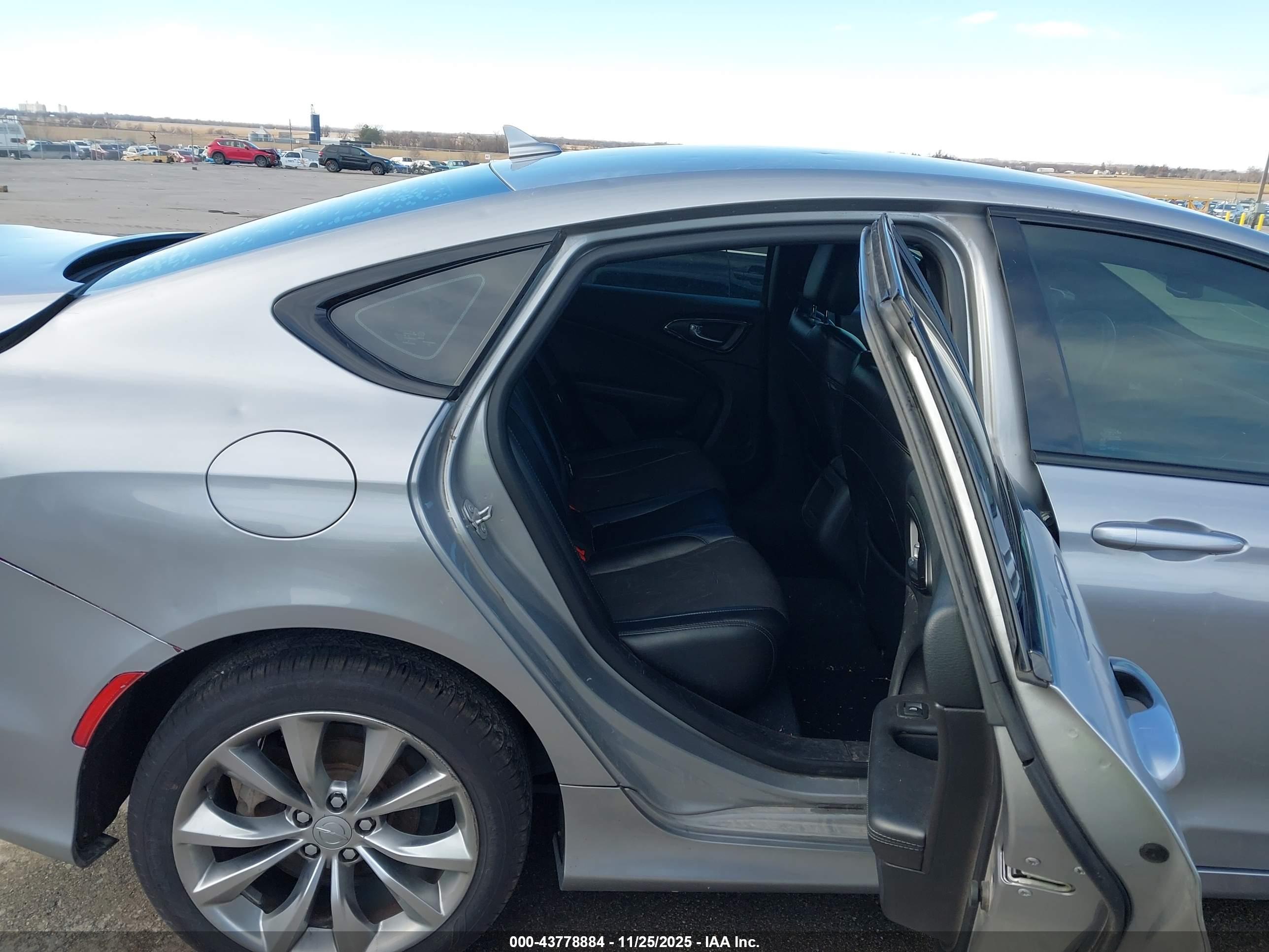 CHRYSLER 200 image 8