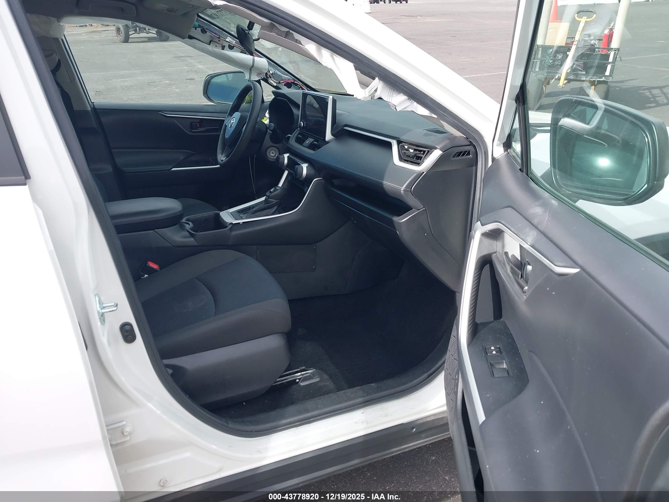 TOYOTA RAV4 image 5