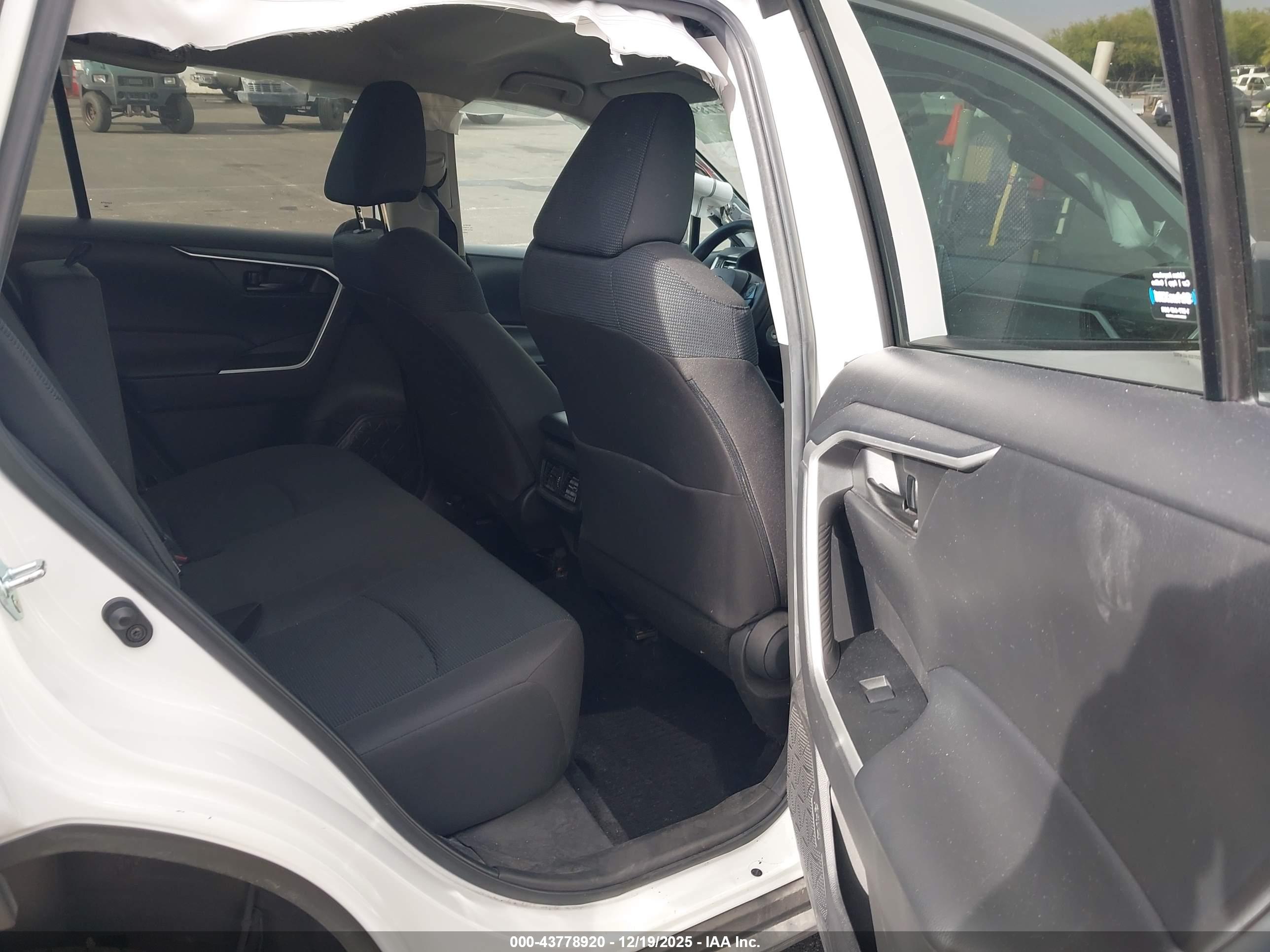 TOYOTA RAV4 image 8